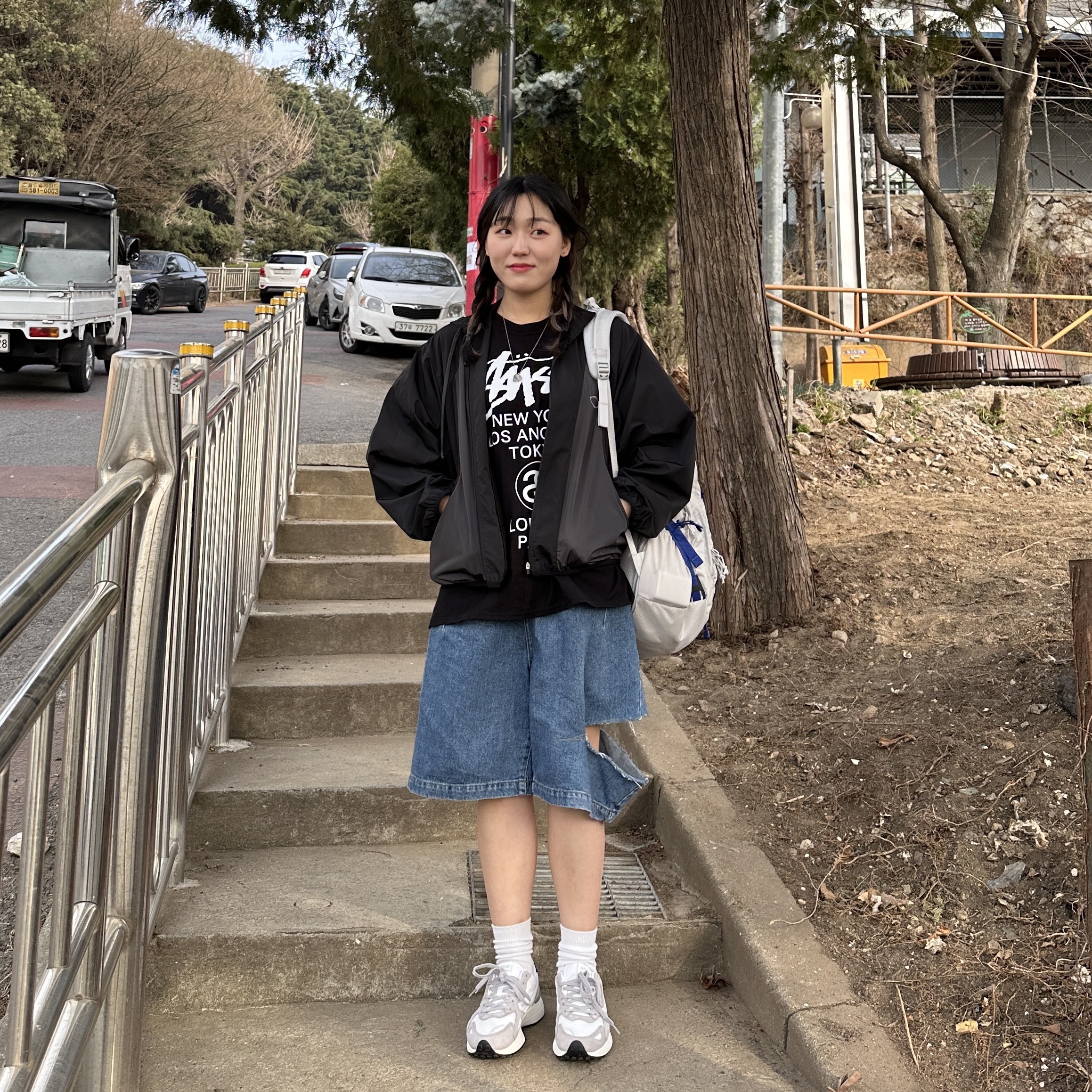 Supreme Backpack Silver - 22SS, Stussy World Tour T-Shirt Black 착용 스타일 - 2