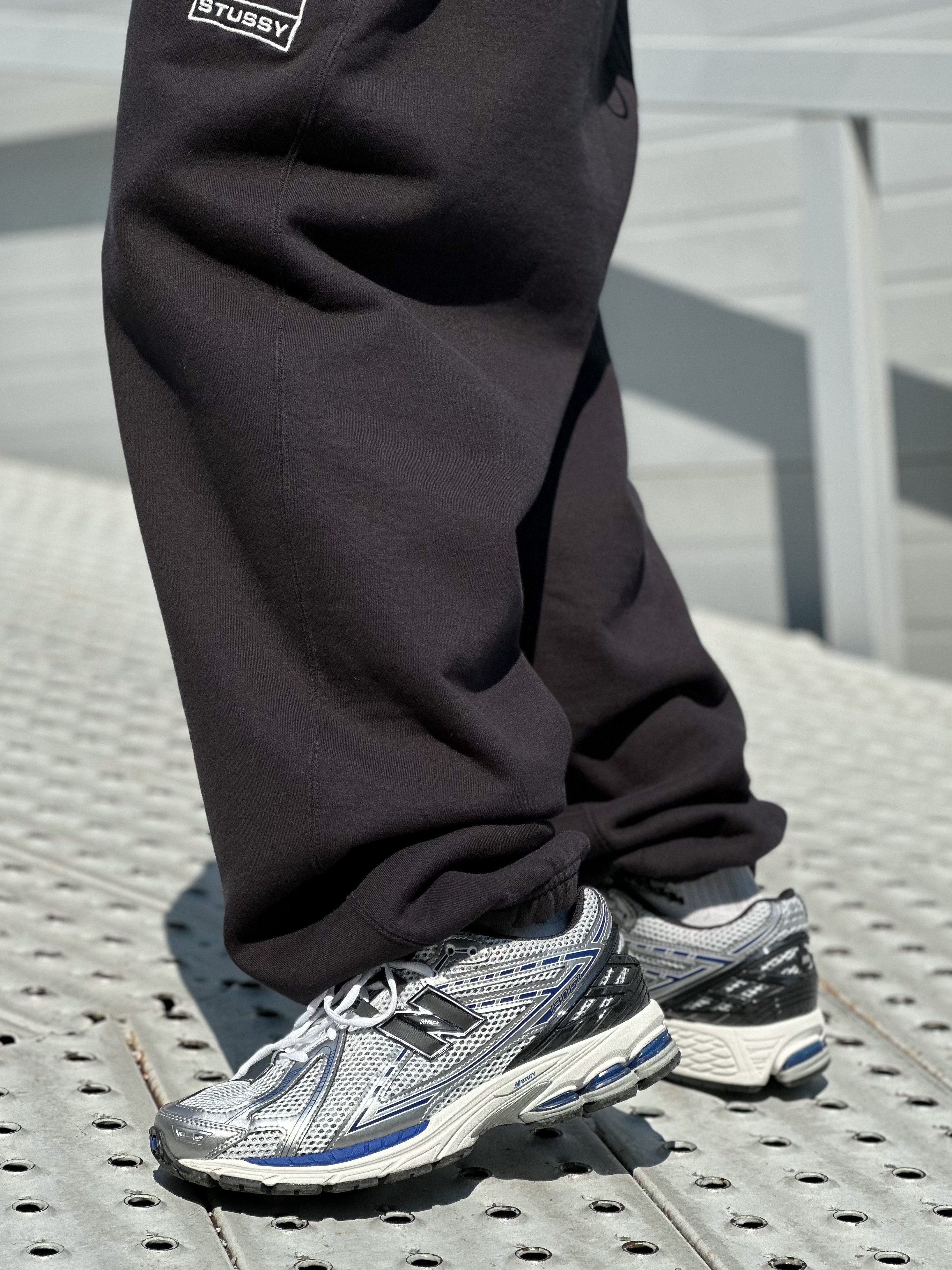 New Balance 1906R Silver Metallic, Nike x Stussy NRG RA Washed Fleece Pants Black (DN4030-010) 착용 스타일 - 5