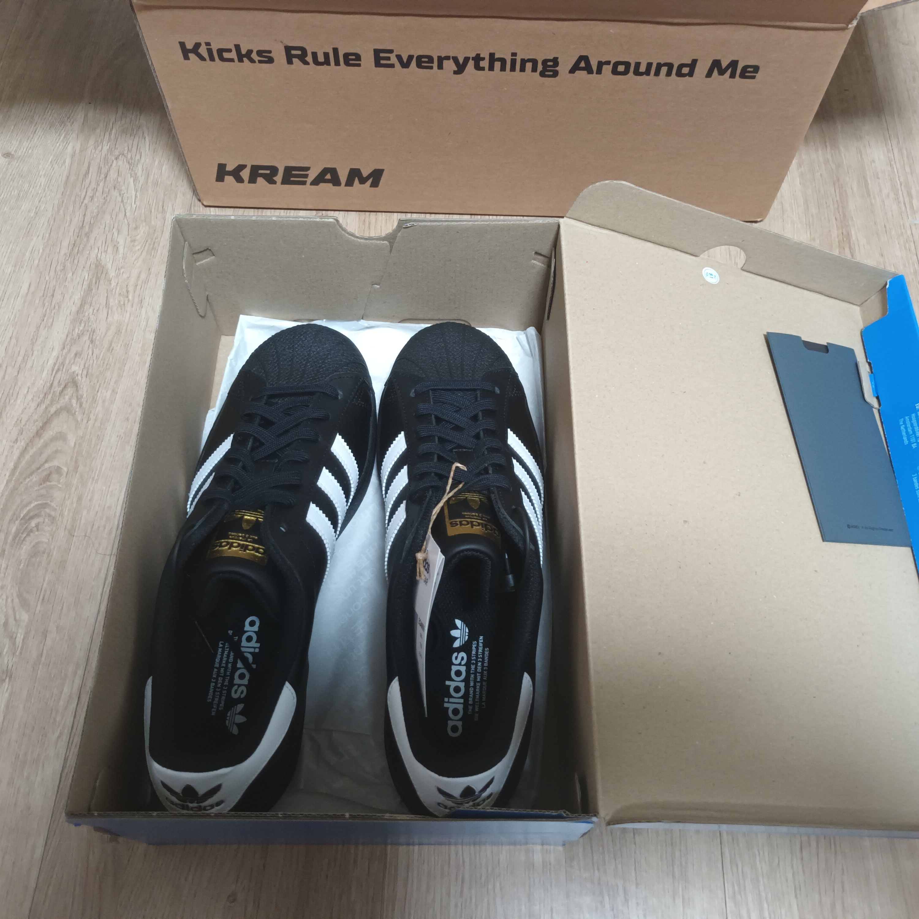 Adidas Superstar Core Black White 착용 스타일 - 2