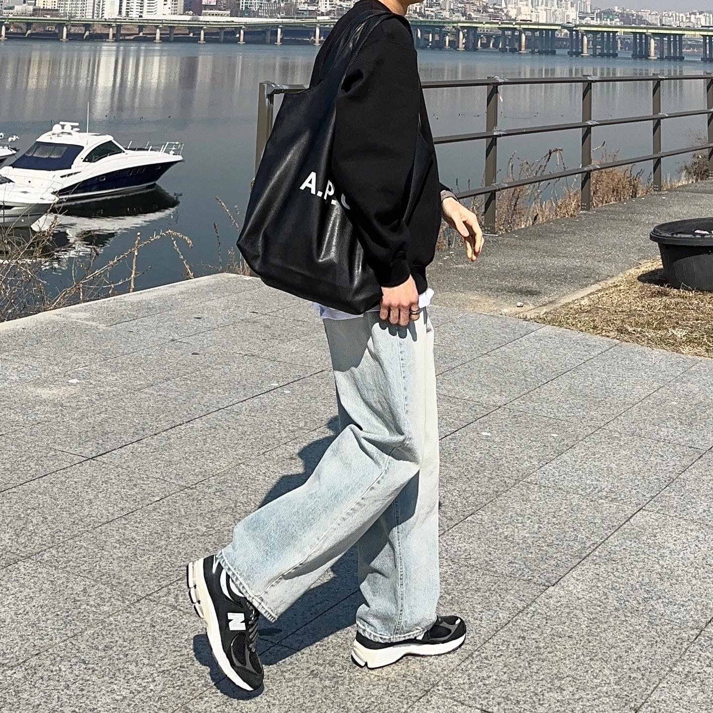 New Balance 2002R Premium Vintage Black 착용 스타일 - 2