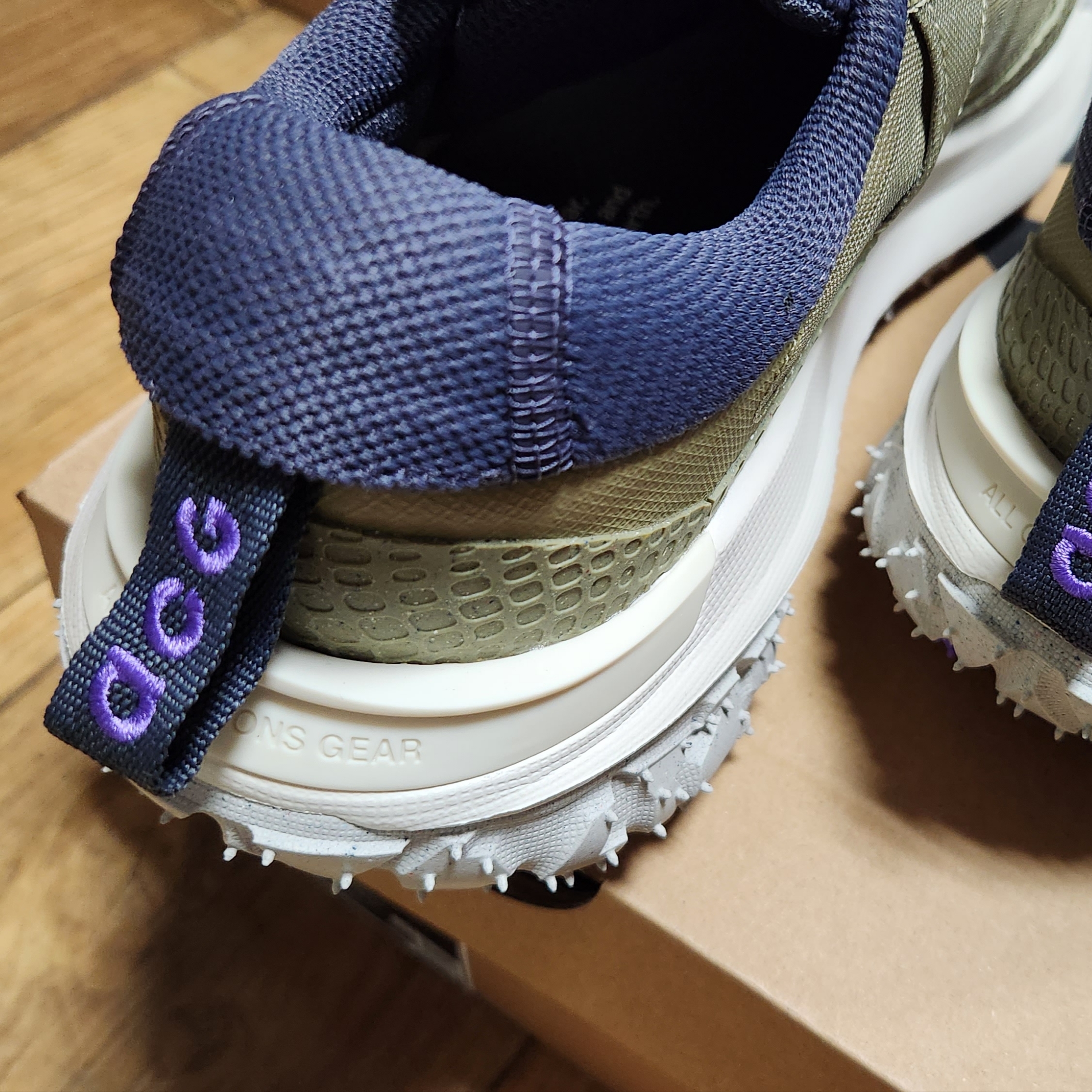 Nike ACG Mountain Fly 2 Low Neutral Olive and Mountain Grape 착용 스타일 - 4