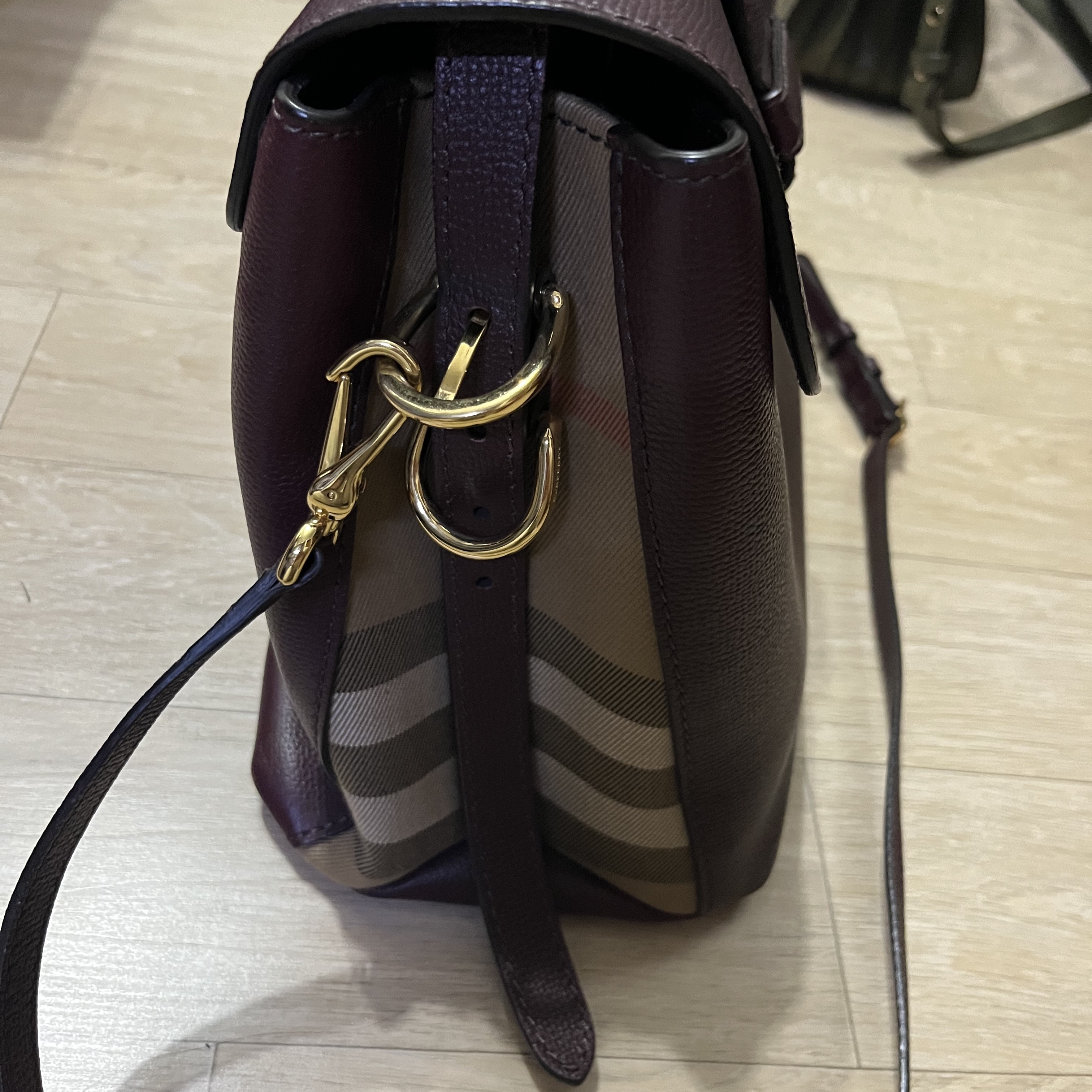 Burberry House Check Small Camberley Tote Bag Dark Sand 착용 스타일 - 3
