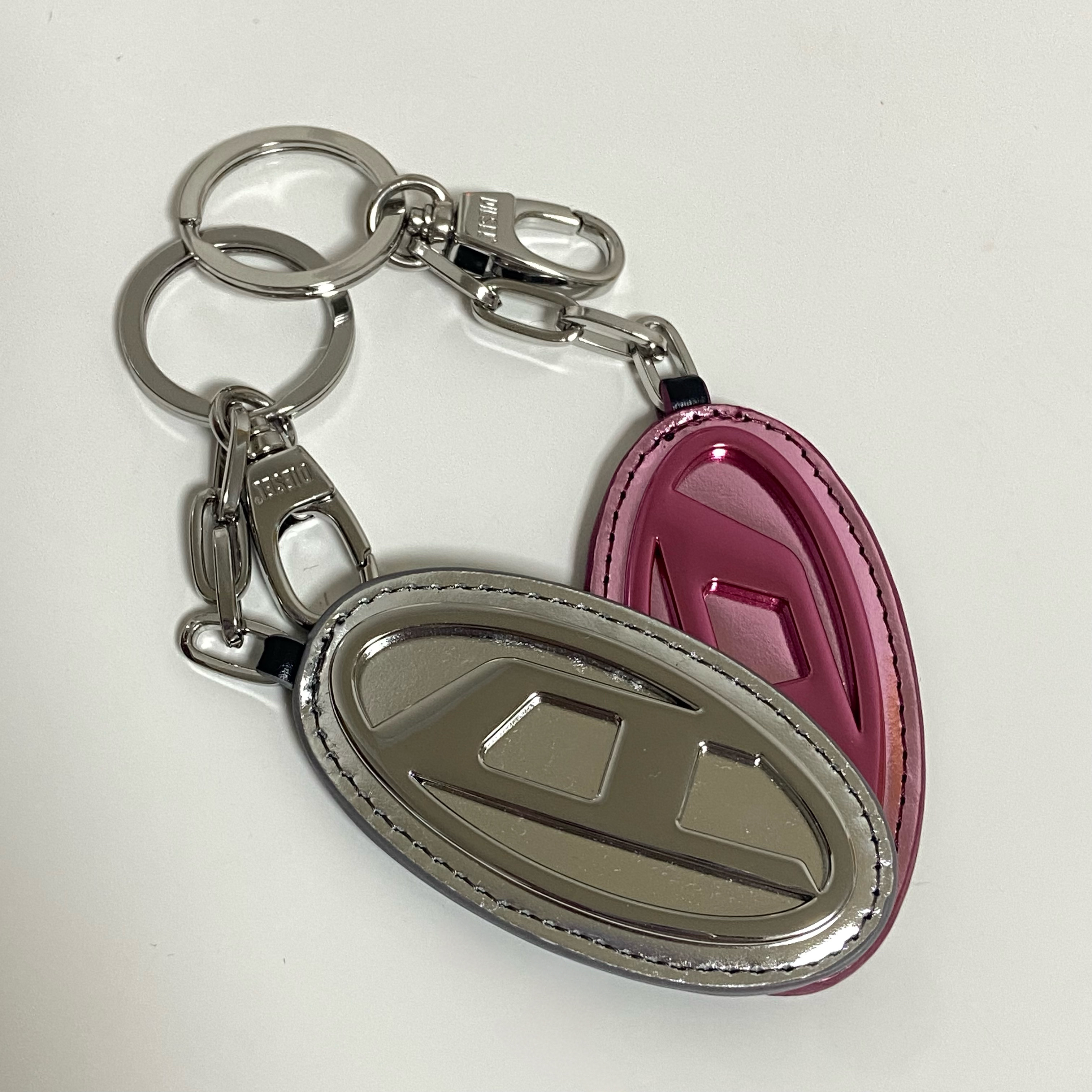Diesel Holy D Mirror Leather Logo Plaque Keyring Pink, Diesel Holy D Mirror Leather Logo Plaque Keyring Silver 착용 스타일