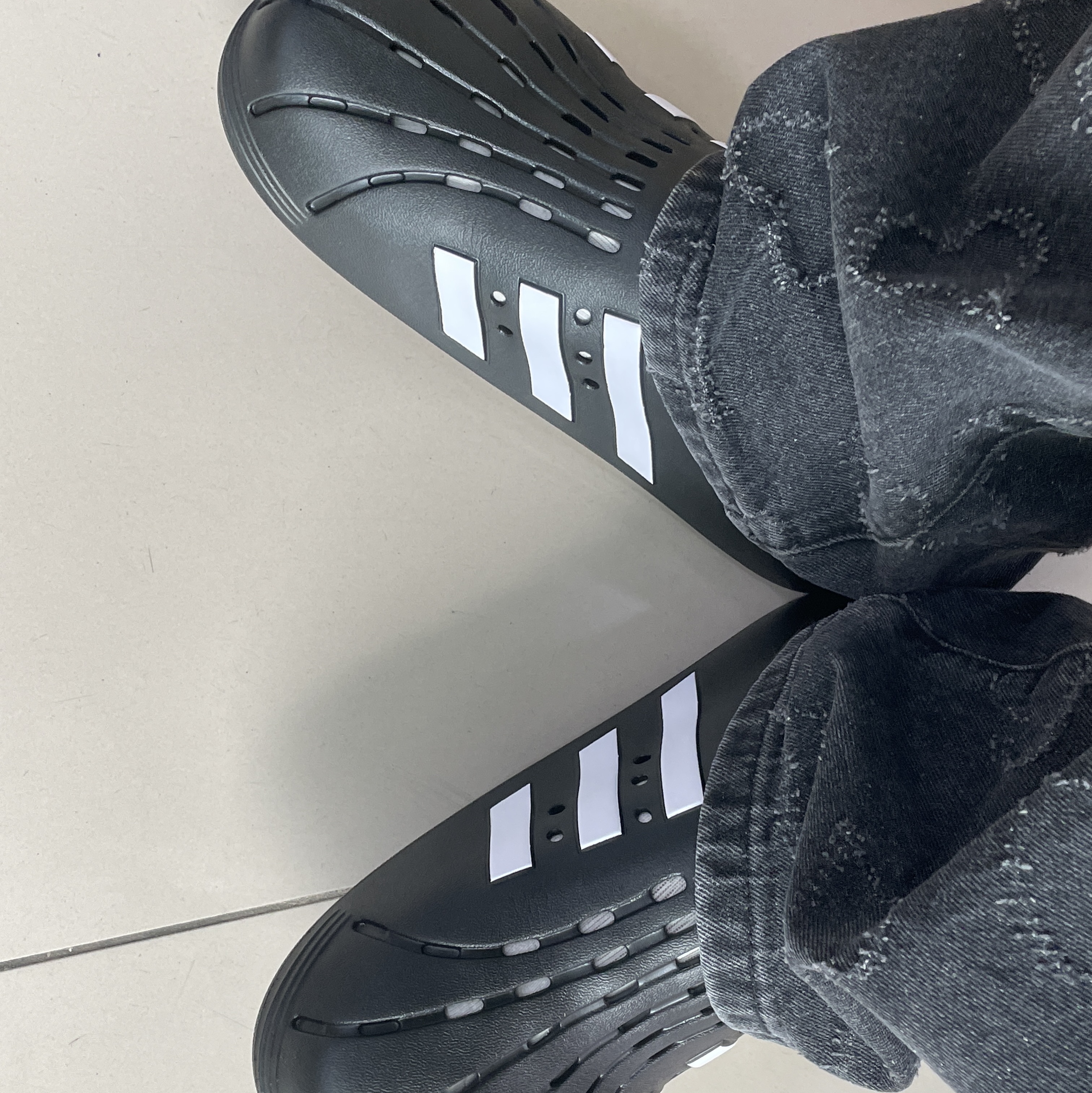 Adidas Adilette Clog Black White 착용 스타일 - 1