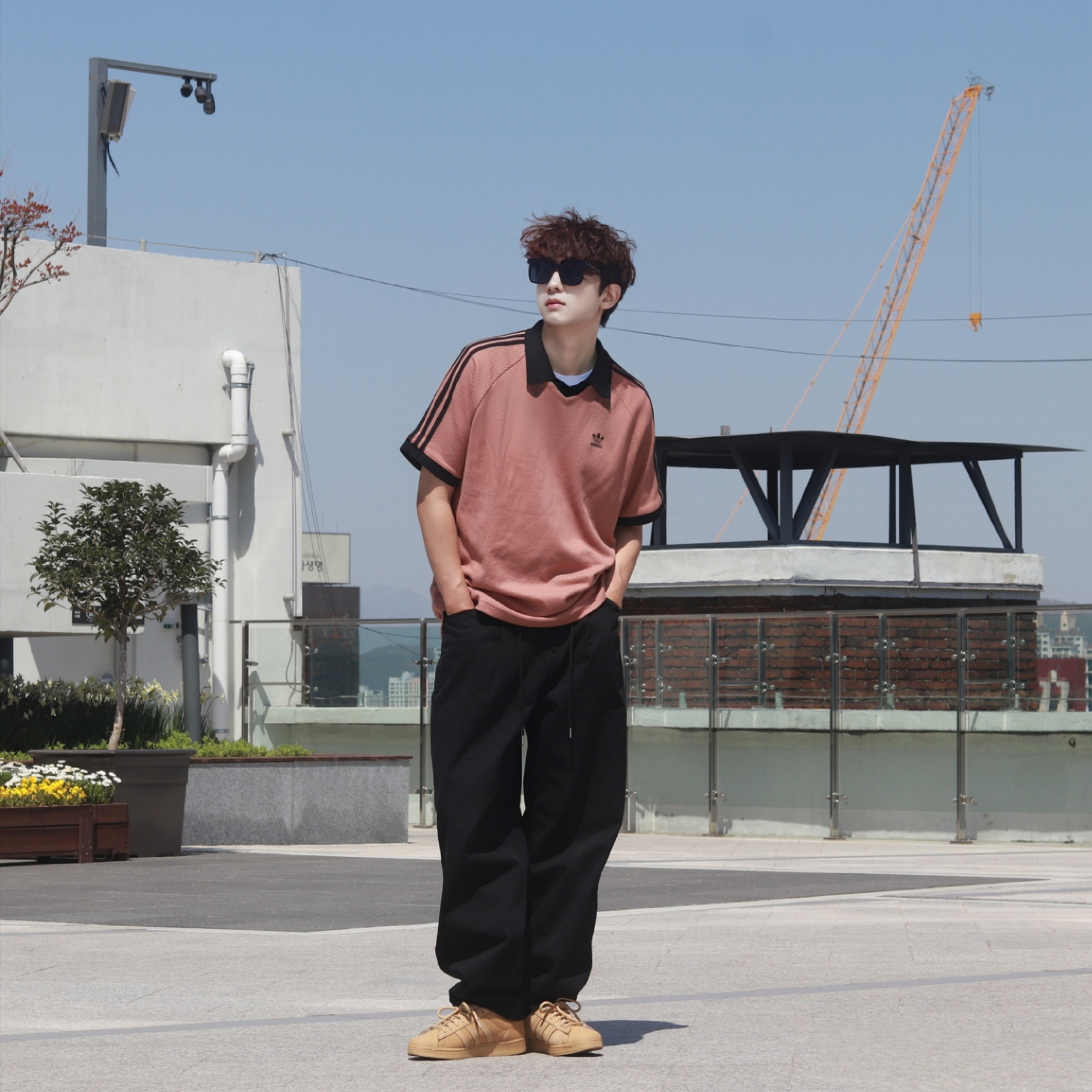 Adidas Superstar Golden Beige 착용 스타일 - 1
