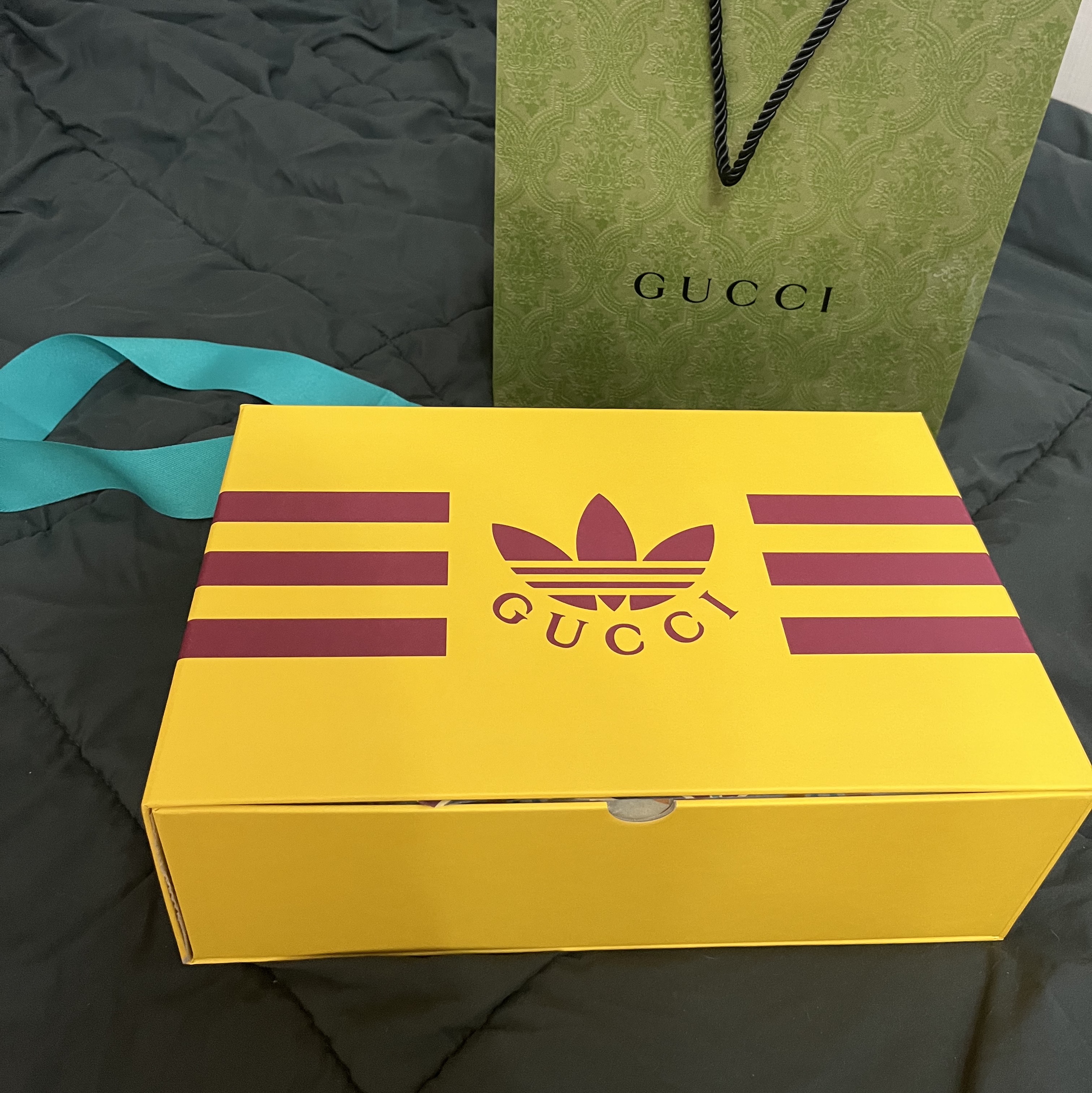 Gucci x Adidas Gazelle Sneakers Beige Ebony GG Supreme Canvas, (W) Play Comme des Garcons Black Heart T-Shirt White 착용 스타일 - 3