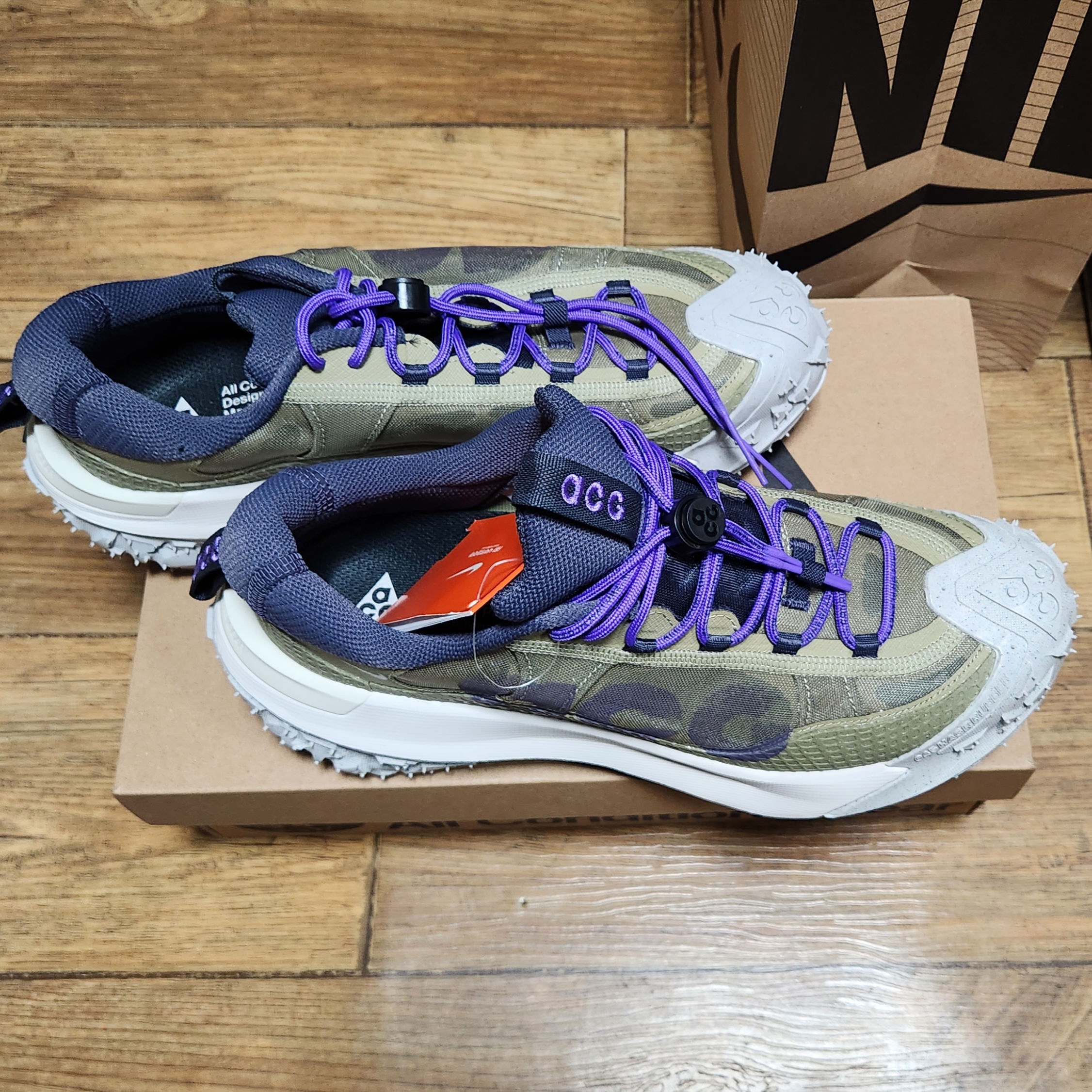 Nike ACG Mountain Fly 2 Low Neutral Olive and Mountain Grape 착용 스타일 - 2