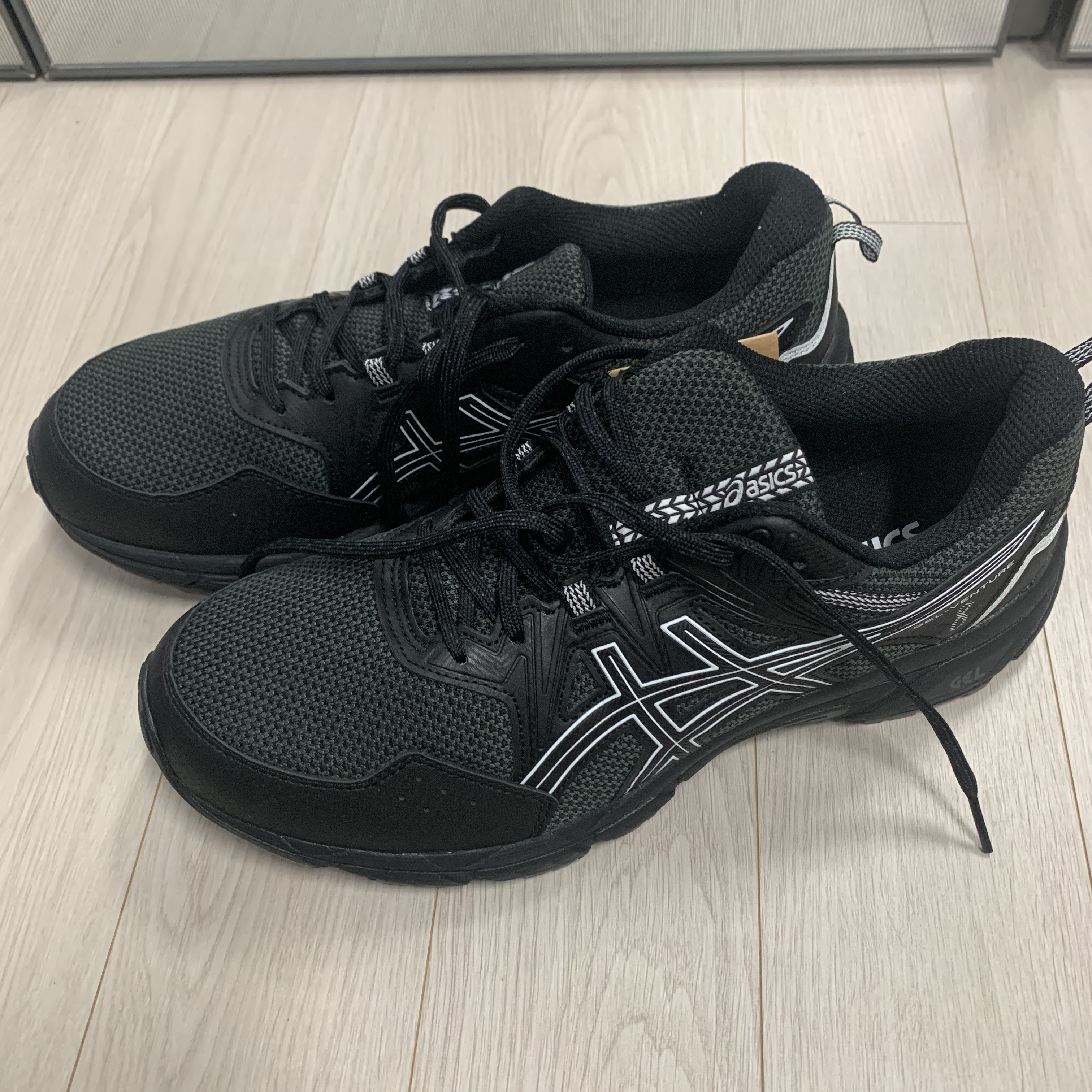 Asics Gel-Venture 8 Black White - 4E Extra Wide 착용 스타일