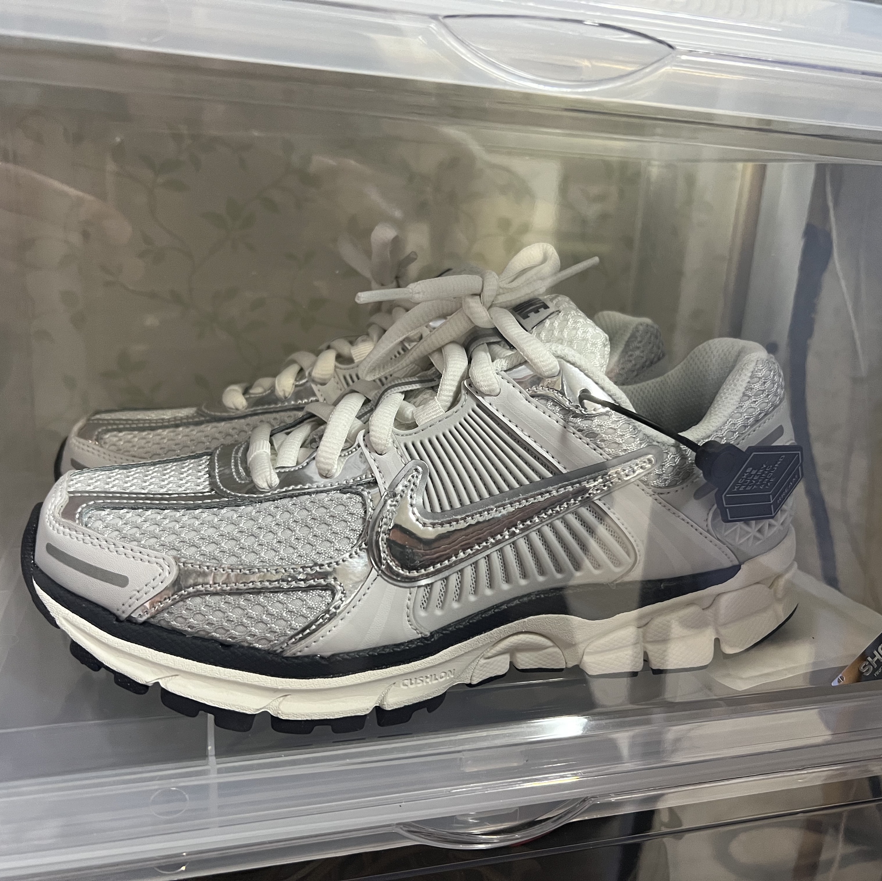 (W) Nike Zoom Vomero 5 Photon Dust and Metallic Silver 착용 스타일