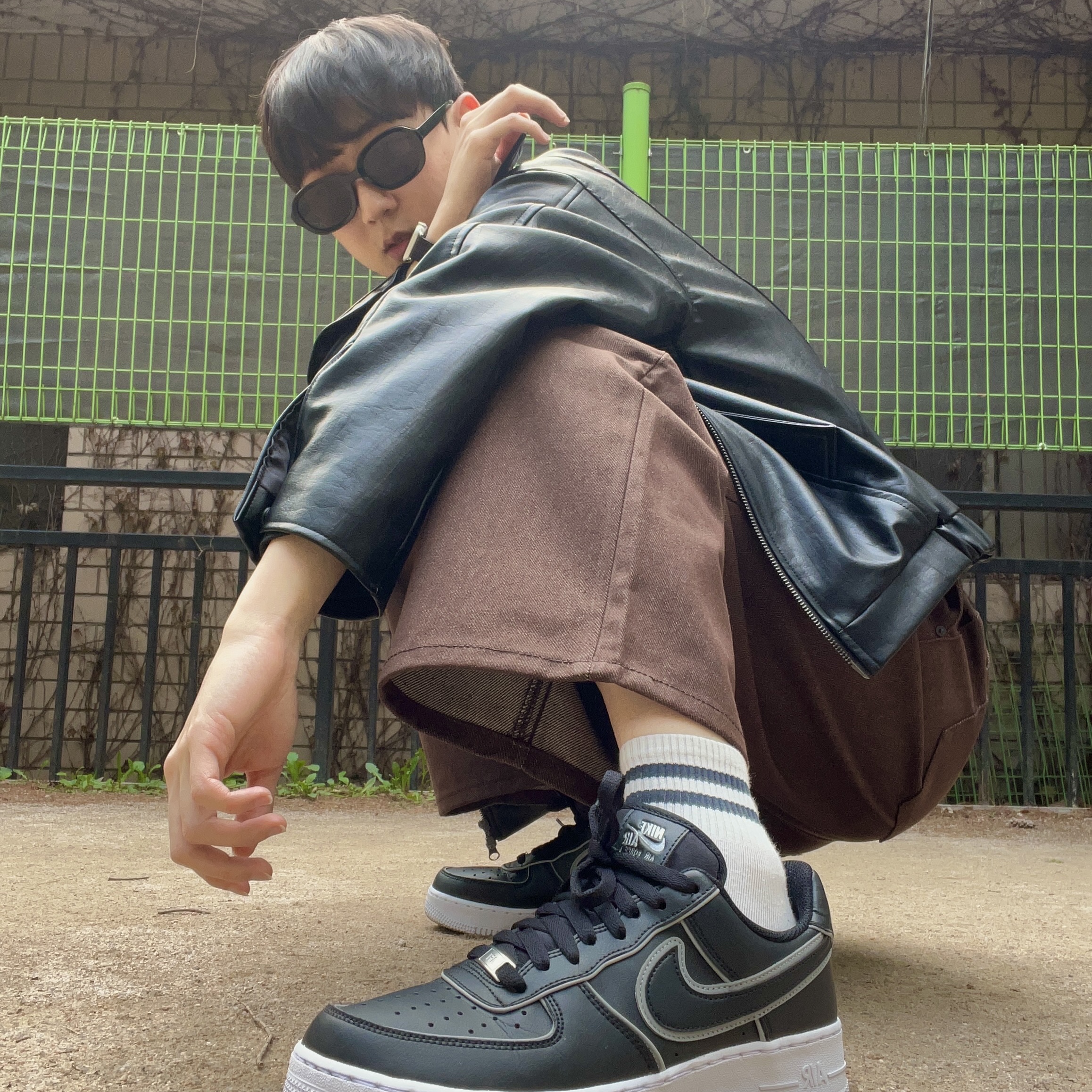 Nike Air Force 1 '07 LV8 Black White 착용 스타일
