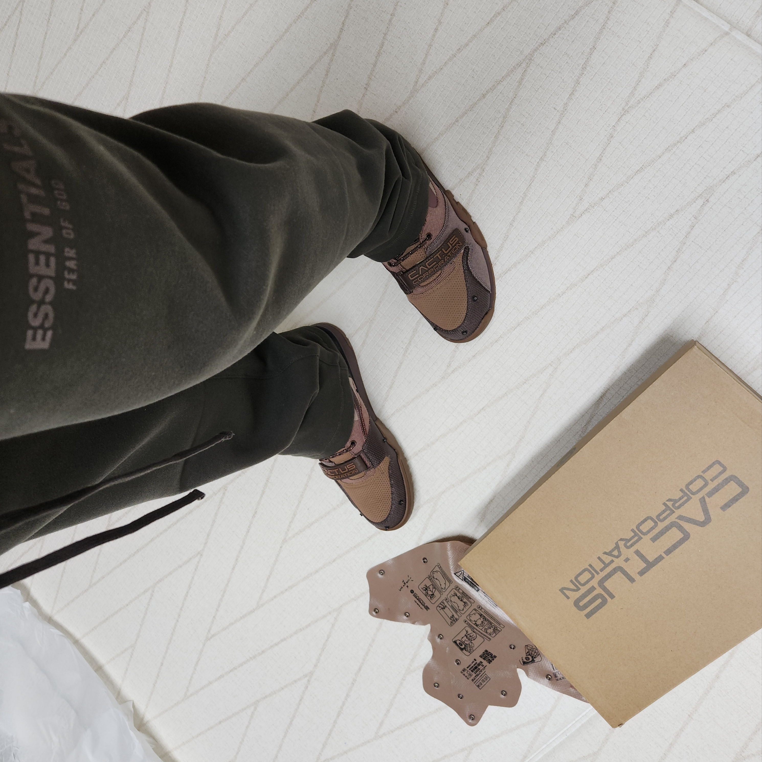Nike x Travis Scott Air Trainer 1 Archaeo Brown and Rust Pink 착용 스타일 - 3
