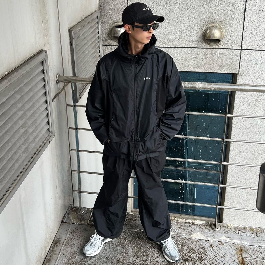 Art Of Field Assembled Jacket Black, New Balance 1906R Silver Metallic 착용 스타일 - 3