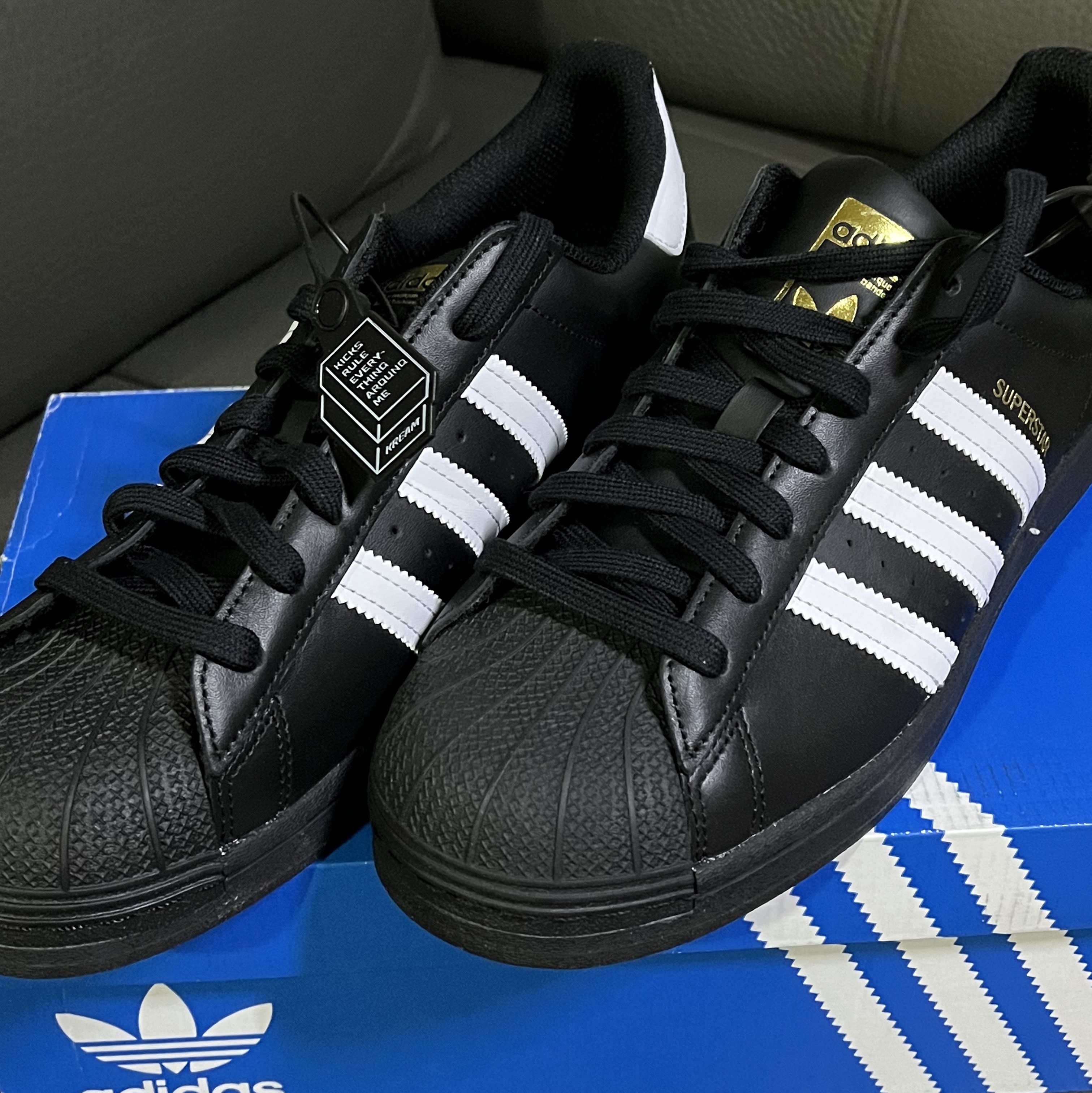 Adidas Superstar Core Black White 착용 스타일 - 2