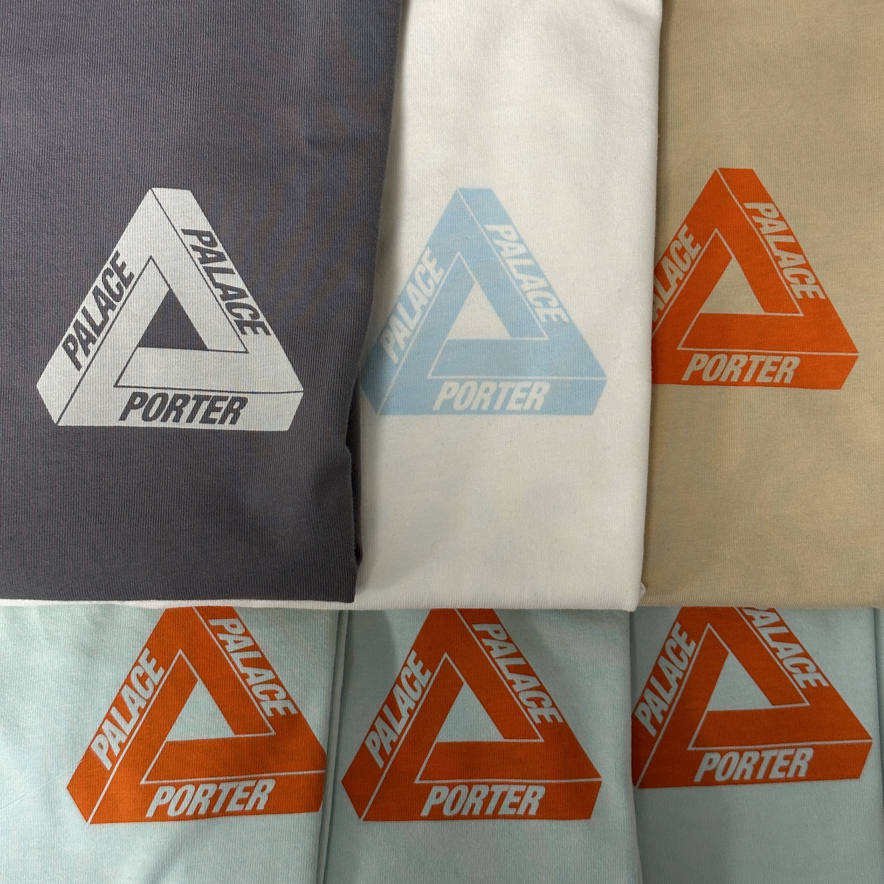 Palace x Porter Tri-Ferg Bell Boy T-Shirt Gray, Palace x Porter Tri-Ferg Bell Boy T-Shirt White 착용 스타일 - 2