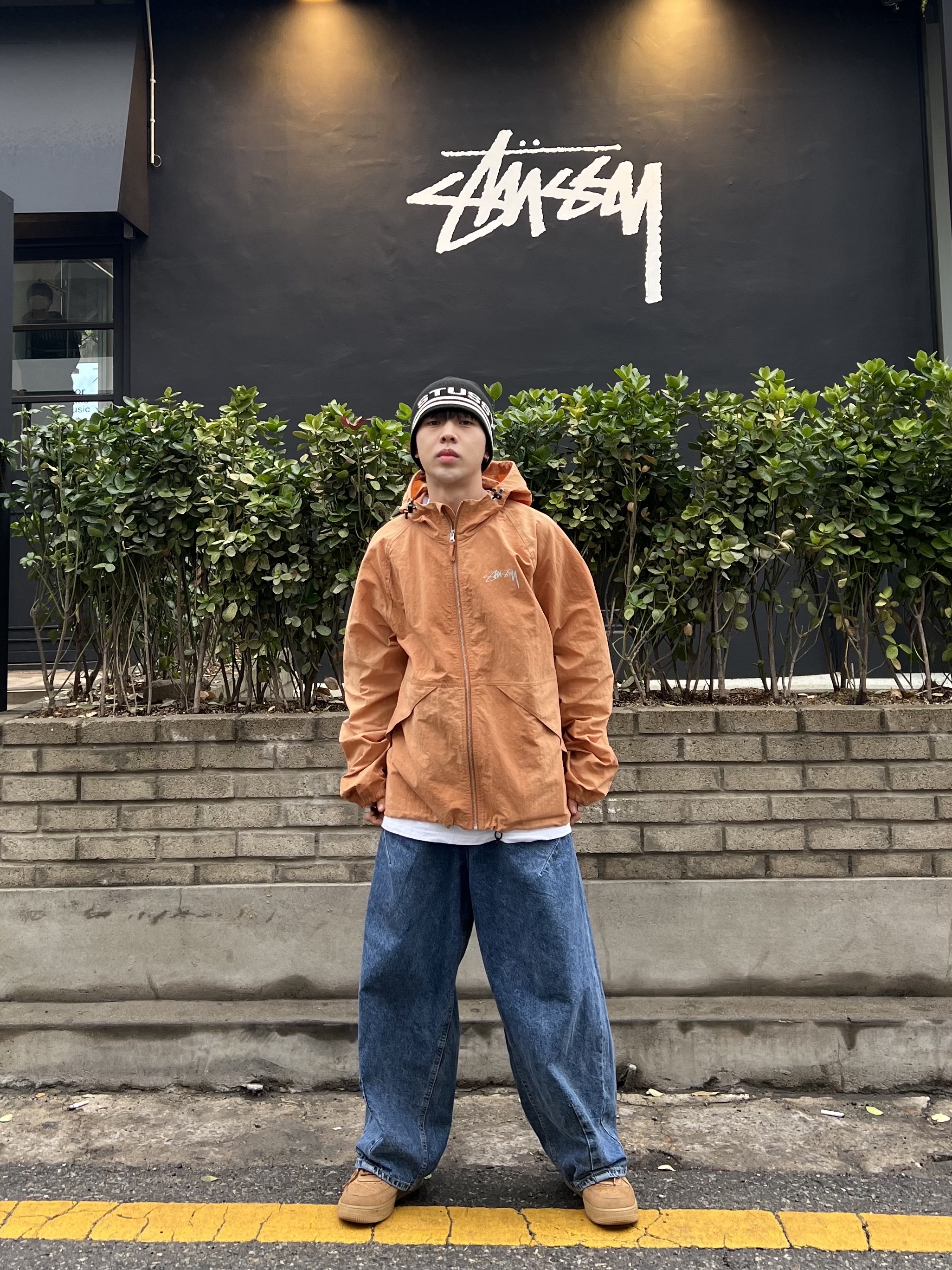 Stussy Wave Dye Beach Shell Jacket Orange, Nike Air Force 1 '07 WB Flax 착용 스타일 - 2