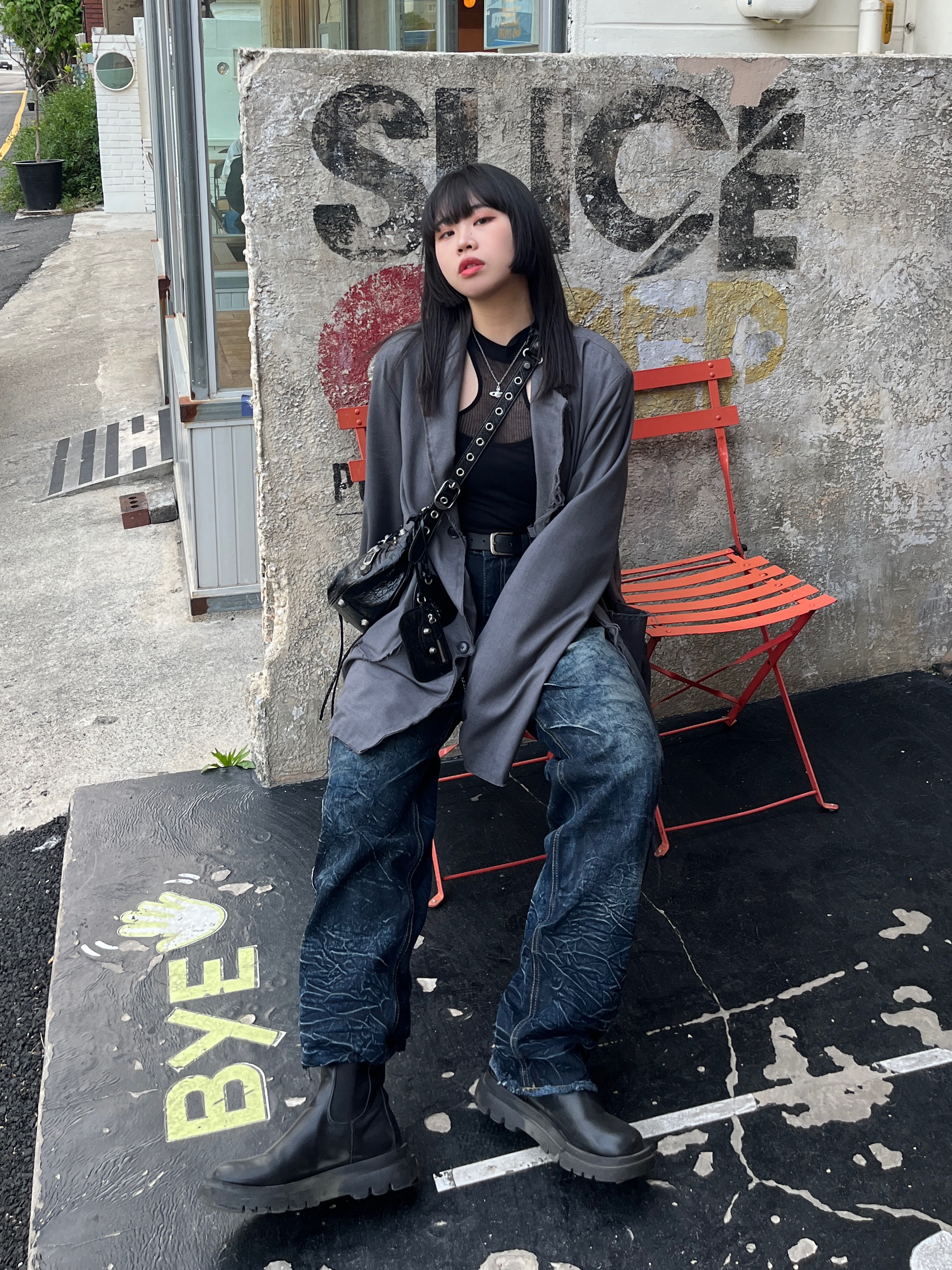 Balenciaga Arena Lambskin Le Cagole XS Shoulder Bag Black 착용 스타일