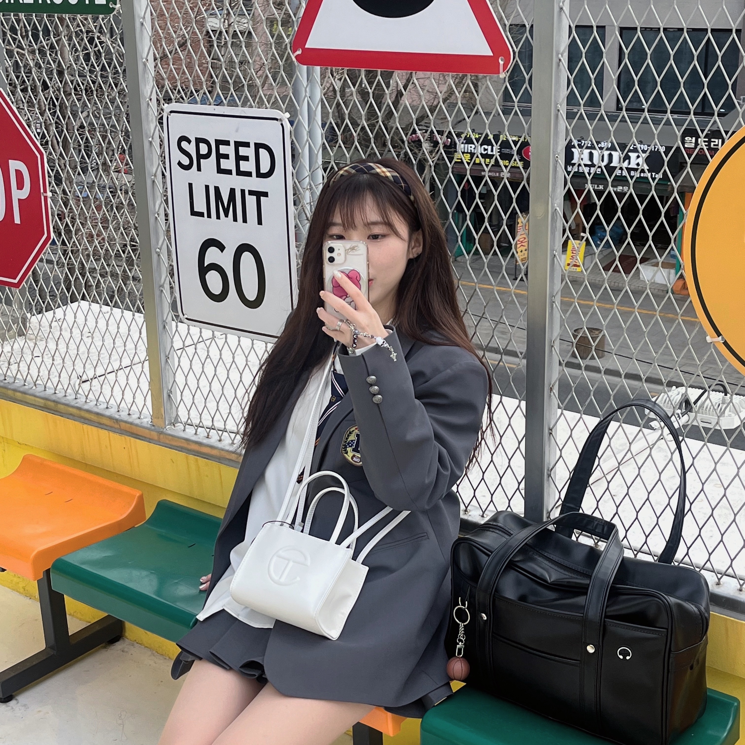 Telfar Small Shopping Bag White 착용 스타일