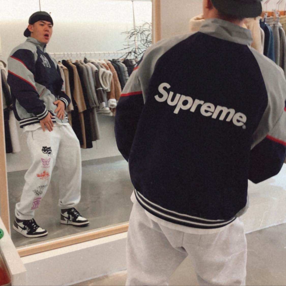 Jordan 1 Retro High OG Black Mocha, Supreme x New York Yankees Track Jacket Navy - 21FW 착용 스타일
