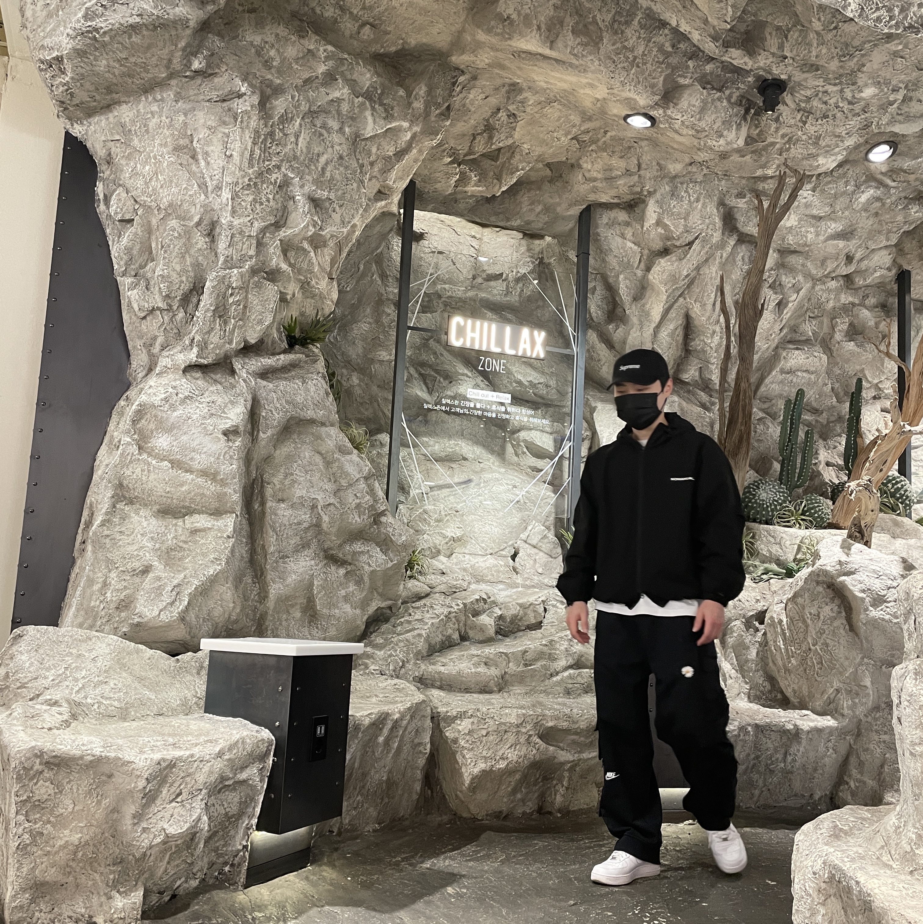 Nike x Peaceminusone Wide Pants Black (DR0096-010) 착용 스타일 - 1