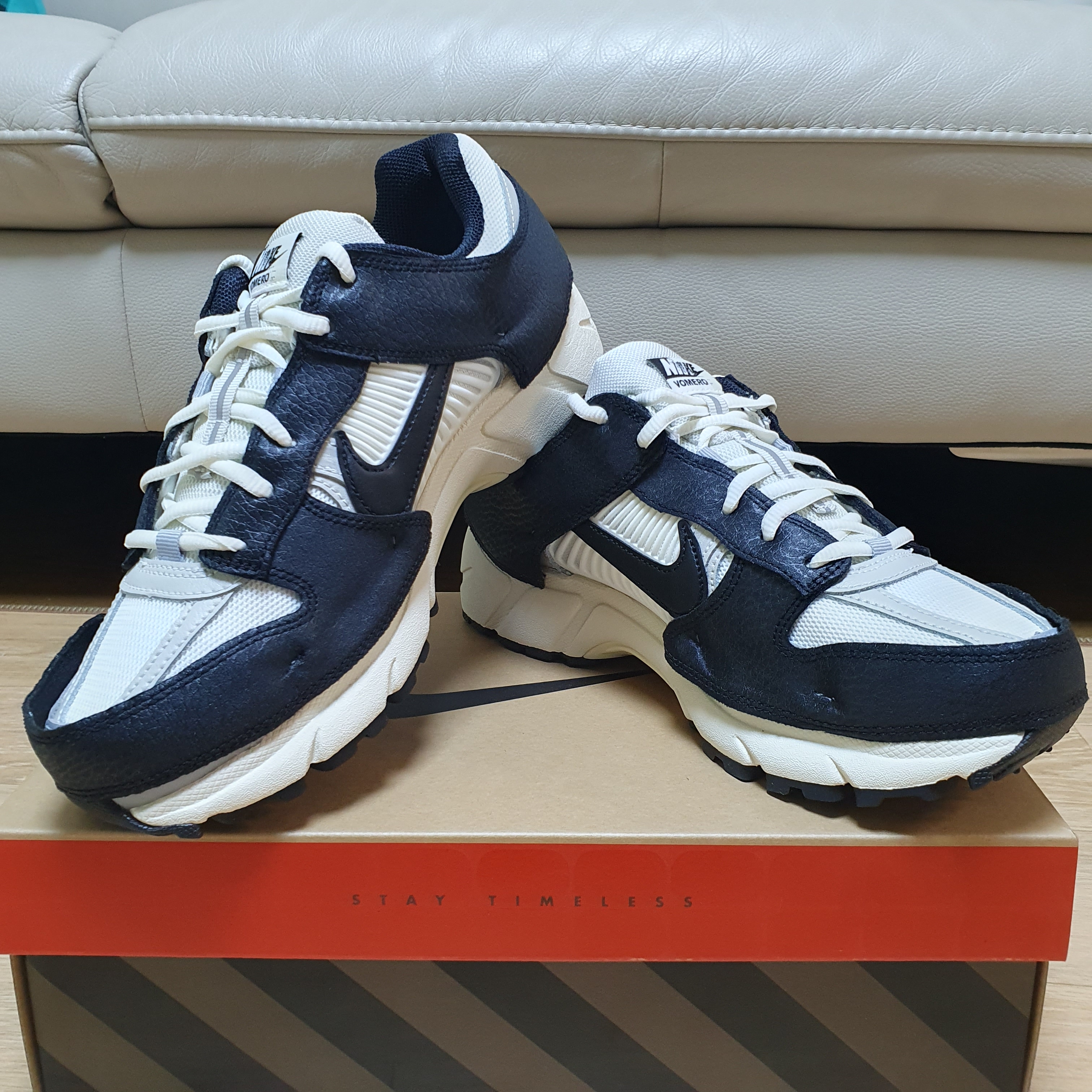 (W) Nike Zoom Vomero 5 Wolf Grey and Black 착용 스타일 - 3