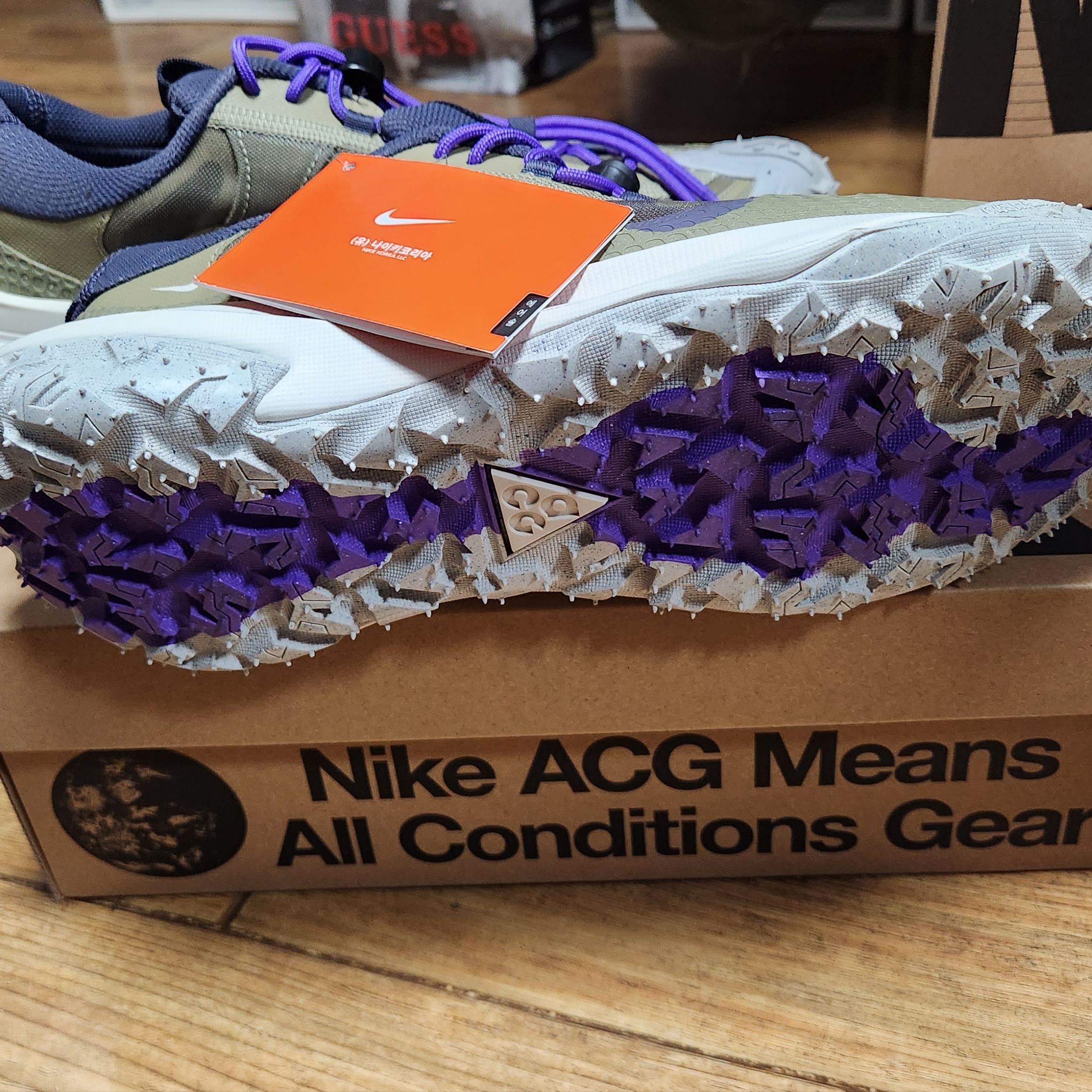 Nike ACG Mountain Fly 2 Low Neutral Olive and Mountain Grape 착용 스타일 - 5