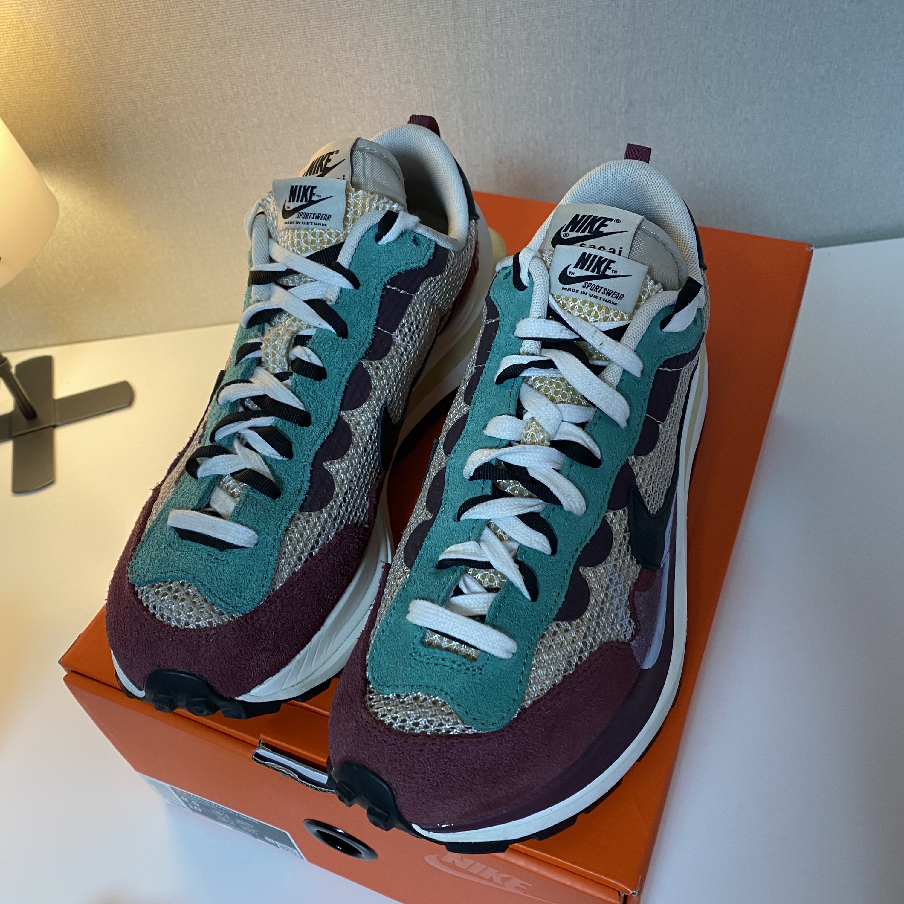 Nike x Sacai VaporWaffle String & Black Villain Red 착용 스타일