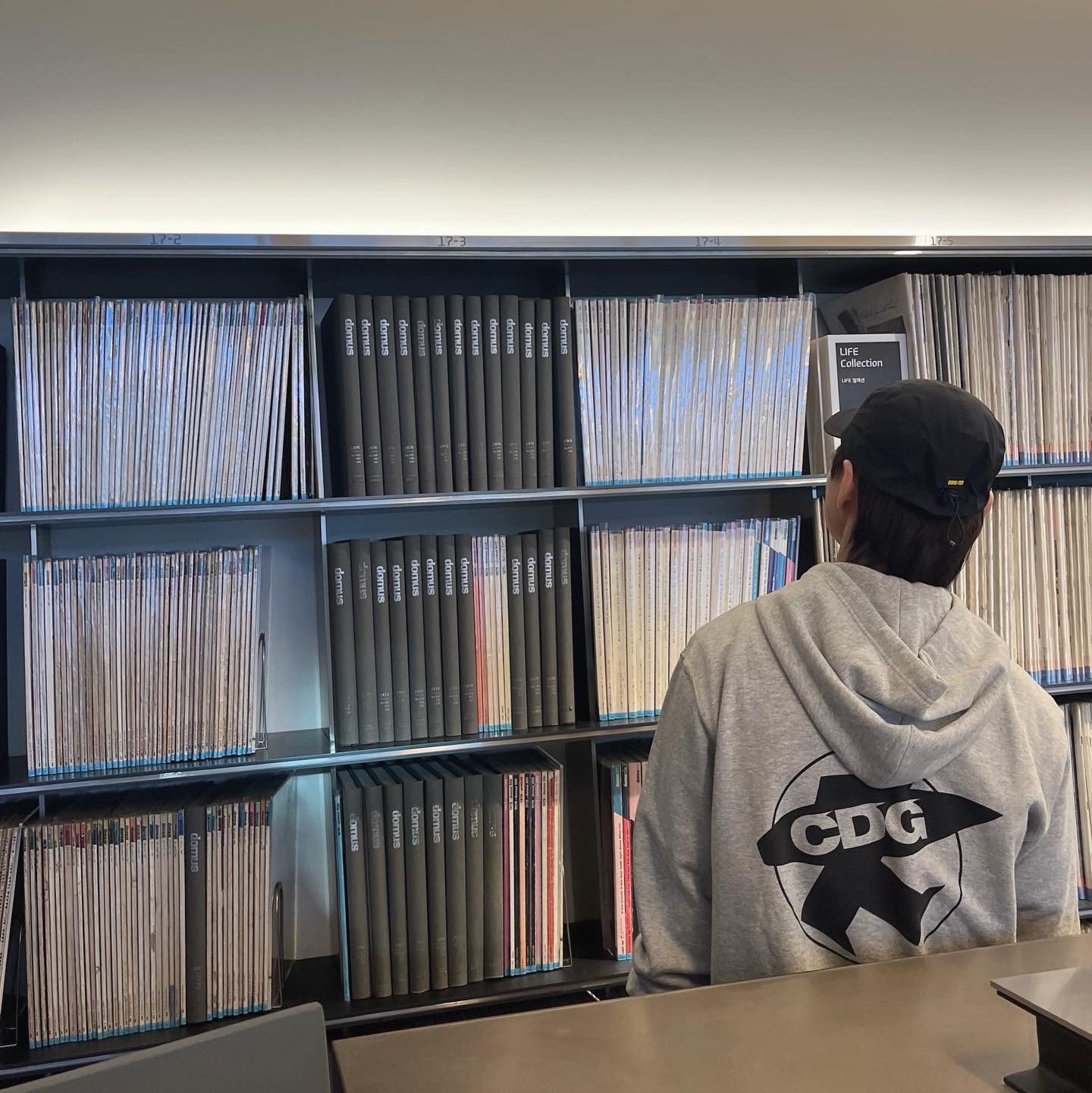 CDG x Stussy Hoodie Grey 착용 스타일 - 1