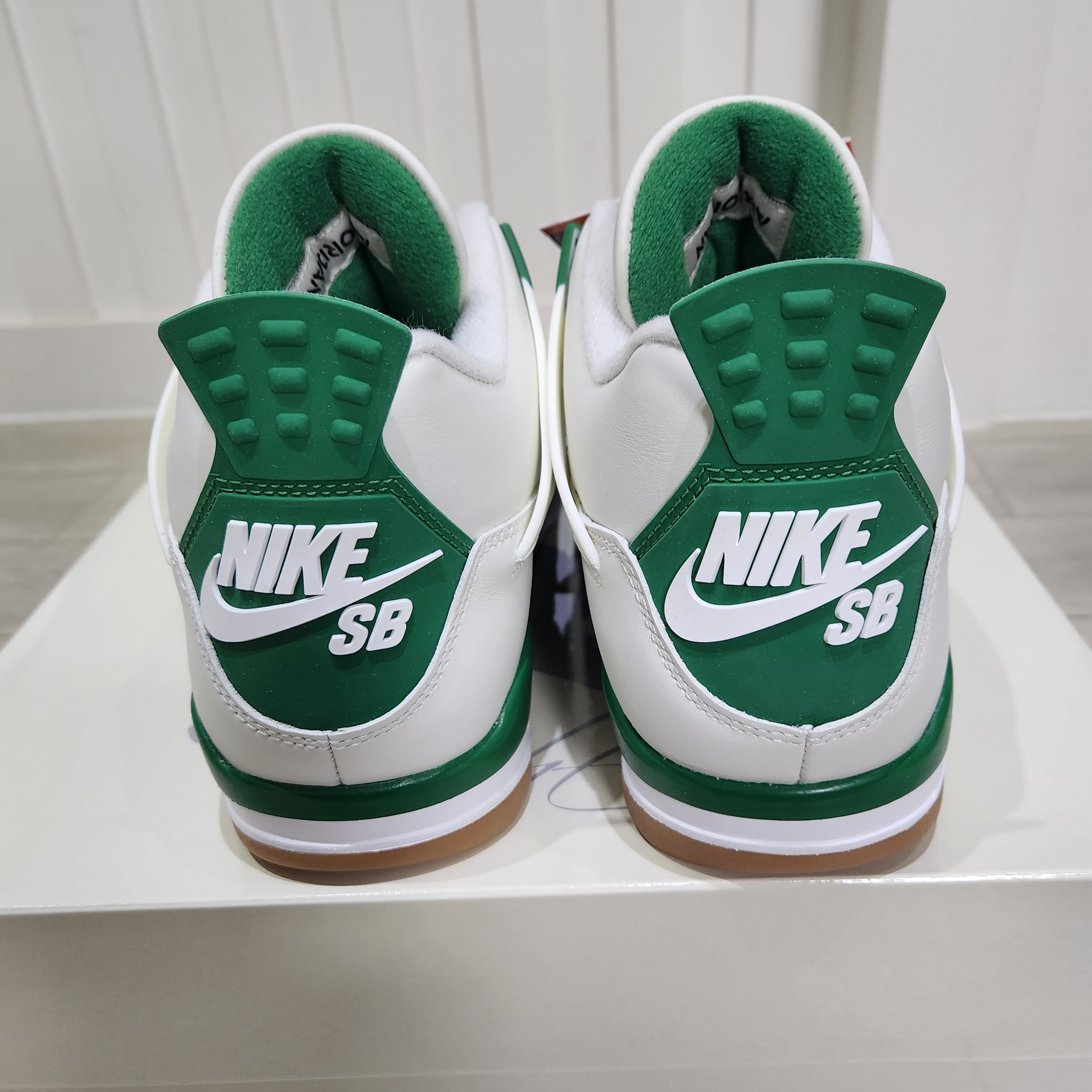 Jordan 4 x Nike SB Retro SP Pine Green 착용 스타일