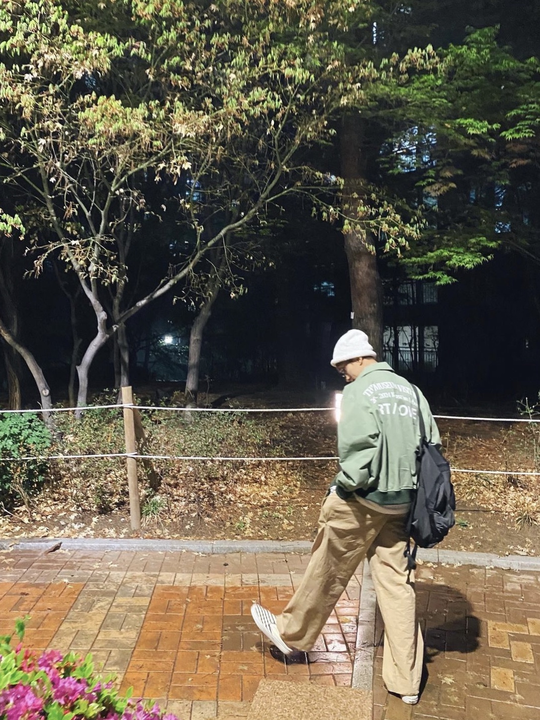 The Museum Visitor Curved Flap Pocket Bomber Jacket Khaki -23PS, The Museum Visitor Ticket Beanie White - 23PS 착용 스타일 - 3
