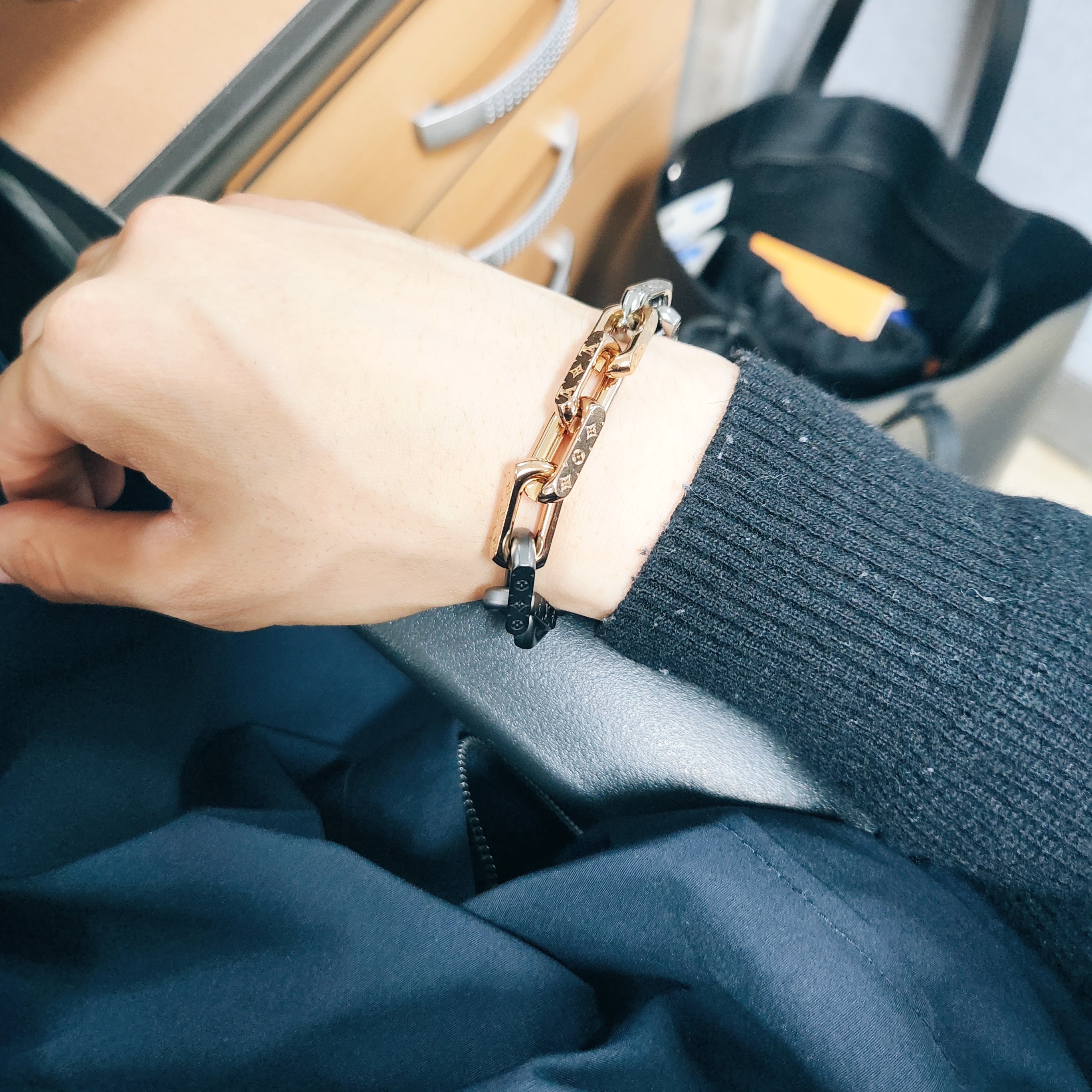 Louis Vuitton Monogram Chain Bracelet Silver Black Pink Gold 착용 스타일 - 2