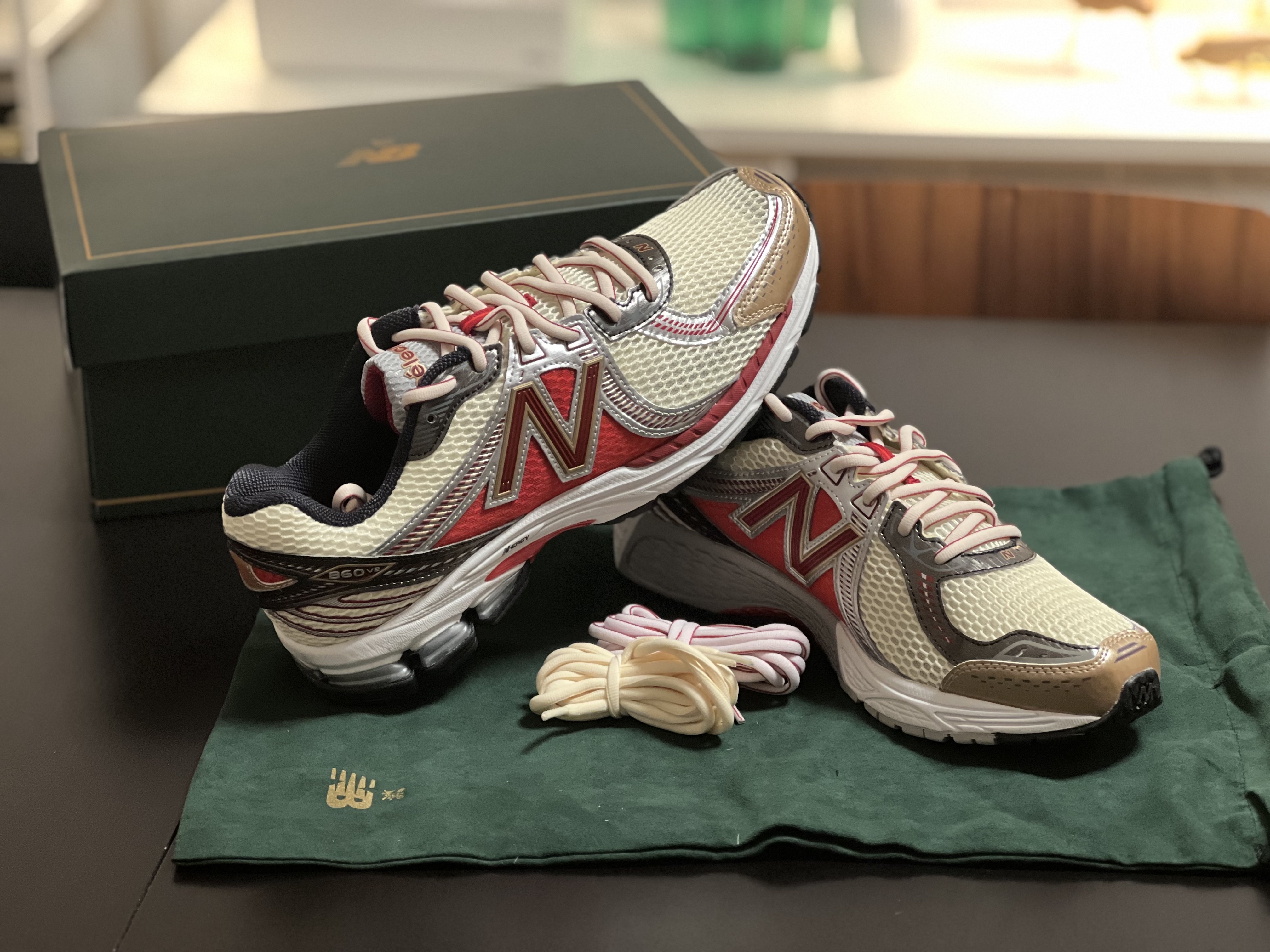 New Balance x Aime Leon Dore 860v2 Red 착용 스타일 - 2