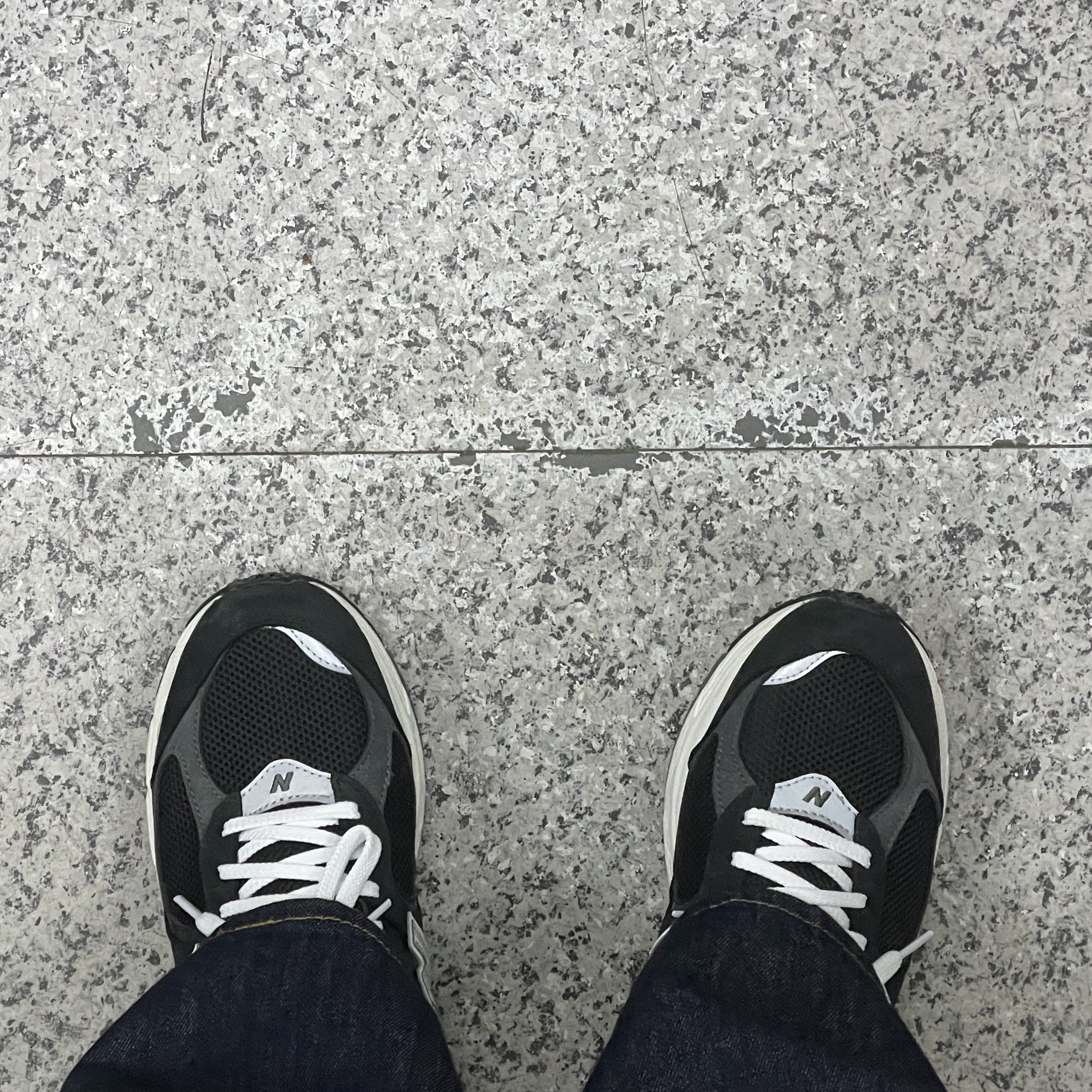 New Balance 2002R Premium Vintage Black 착용 스타일