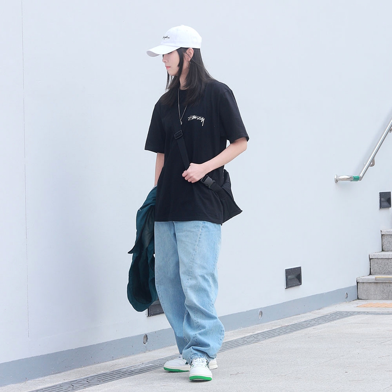 Stussy Sphinx T-shirt Black, Asics EX89 White French Blue 착용 스타일 - 2