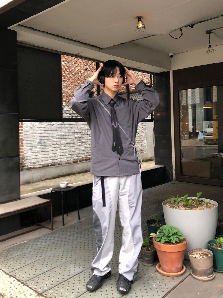 Marshall Major IV Black (Korean Ver.), Art Of Field Three Colourway Slit Belt Pants Light Gray 착용 스타일 - 3