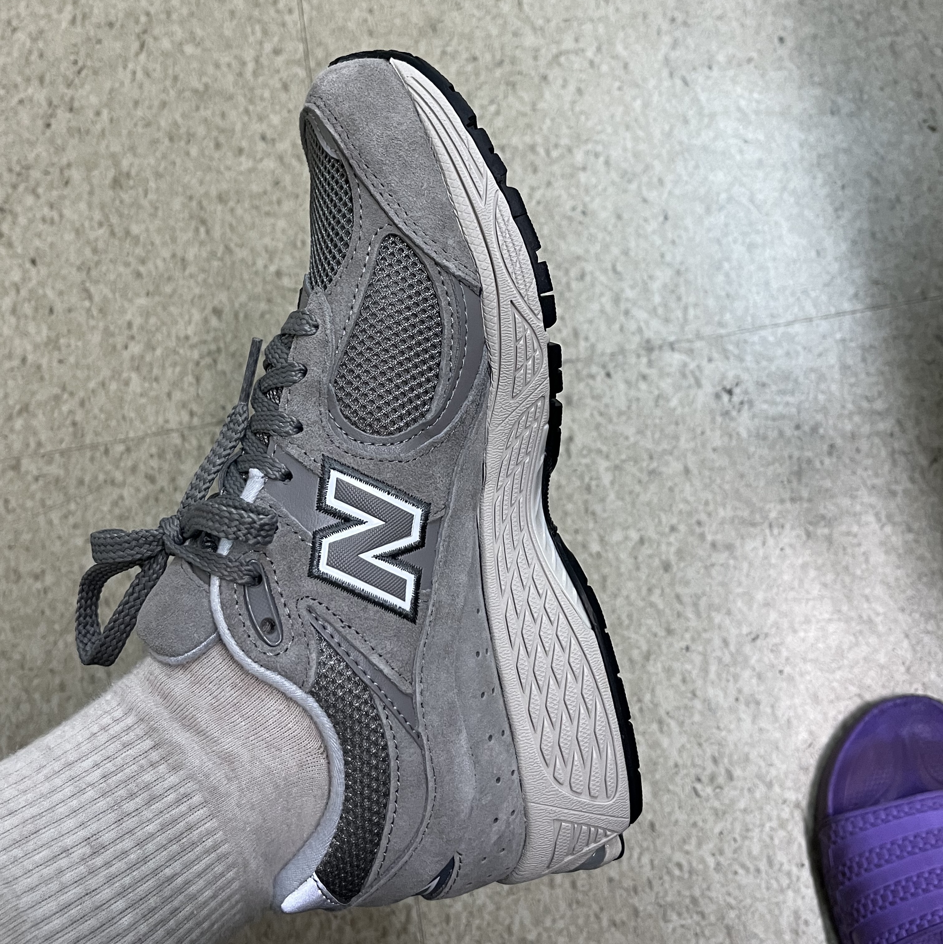 New Balance 2002R Grey 착용 스타일 - 3