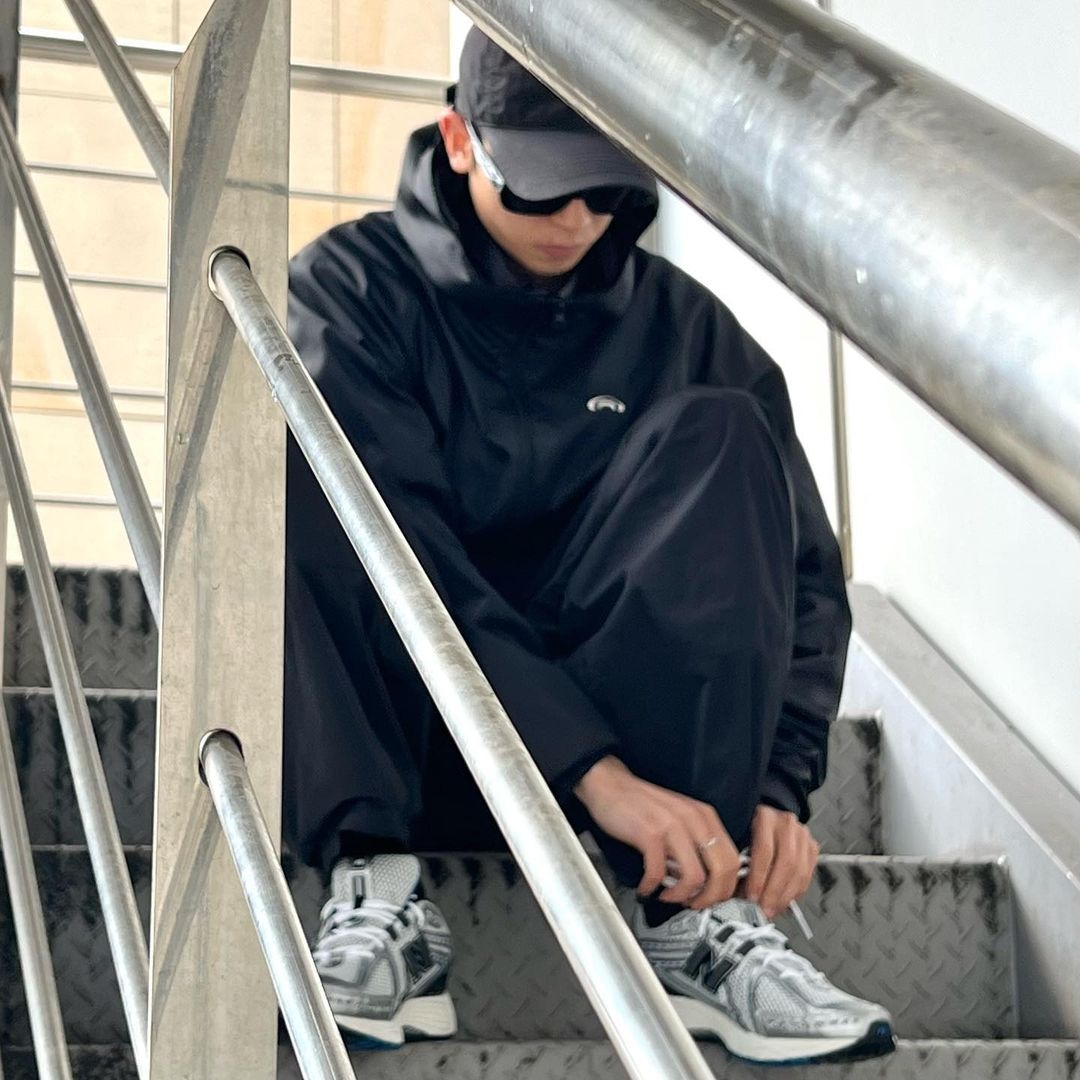 Art Of Field Assembled Jacket Black, New Balance 1906R Silver Metallic 착용 스타일 - 2