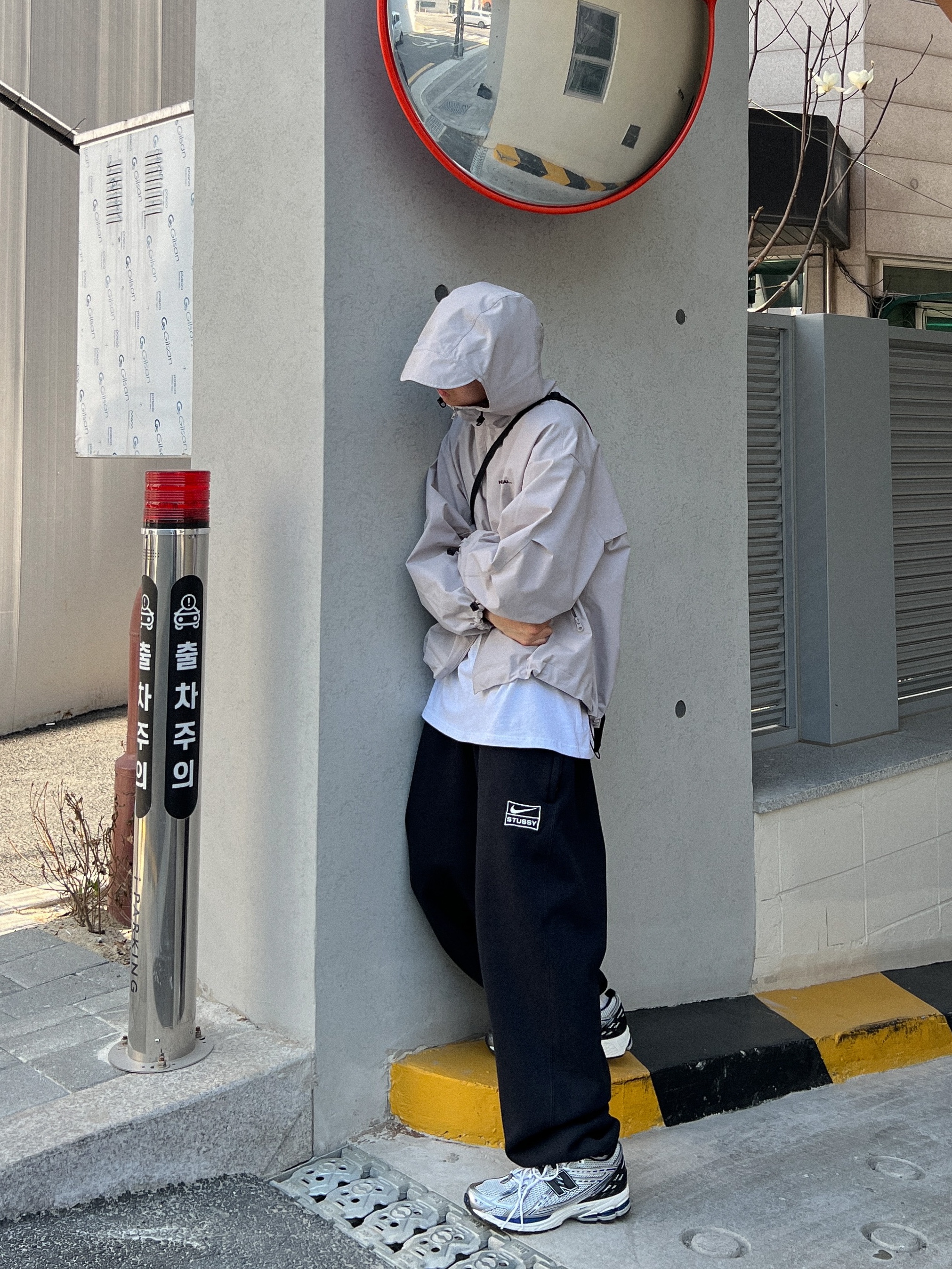 New Balance 1906R Silver Metallic, Nike x Stussy NRG RA Washed Fleece Pants Black (DN4030-010) 착용 스타일 - 1