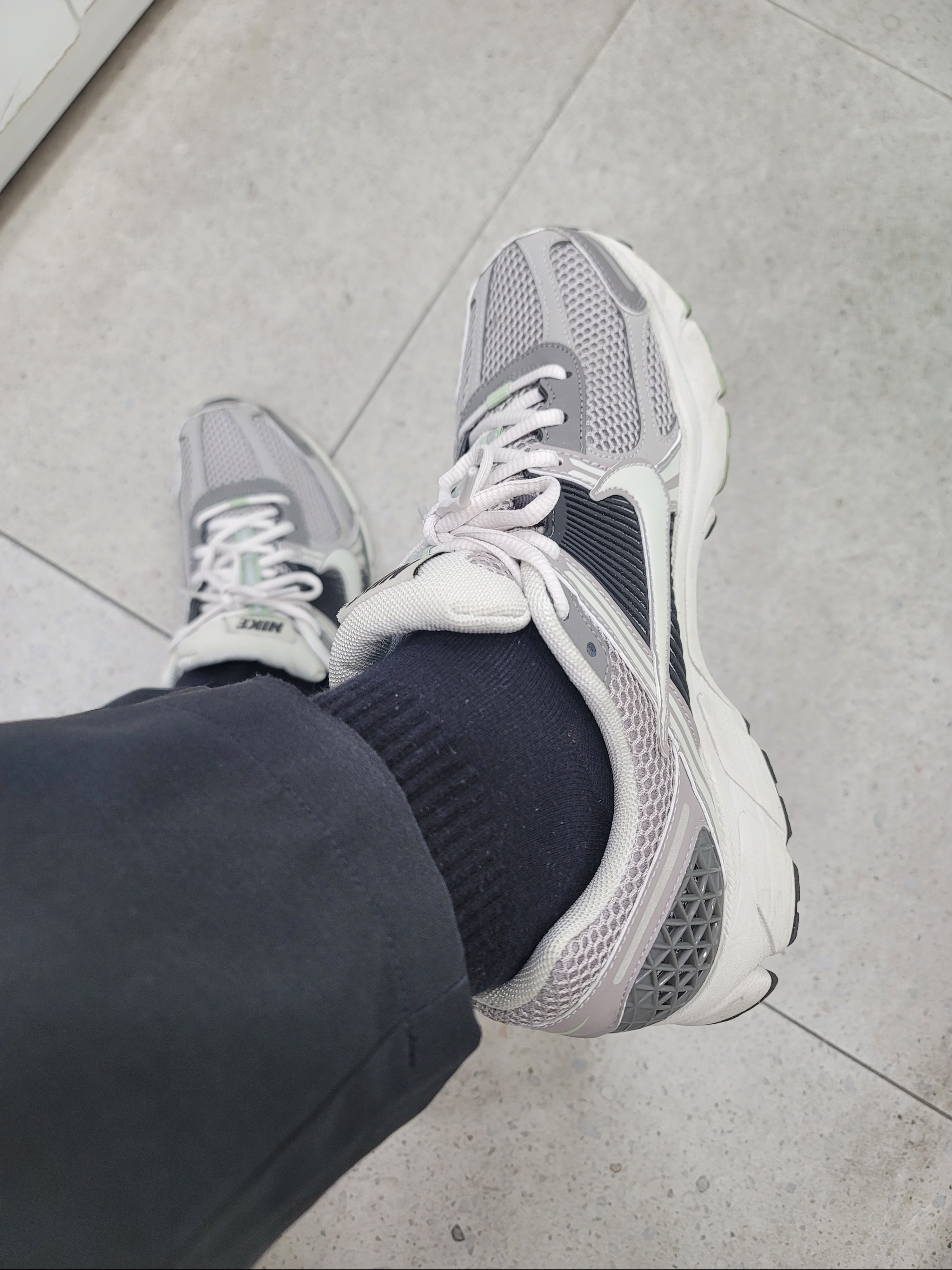 (W) Nike Zoom Vomero 5 Cobblestone and Flat Pewter 착용 스타일