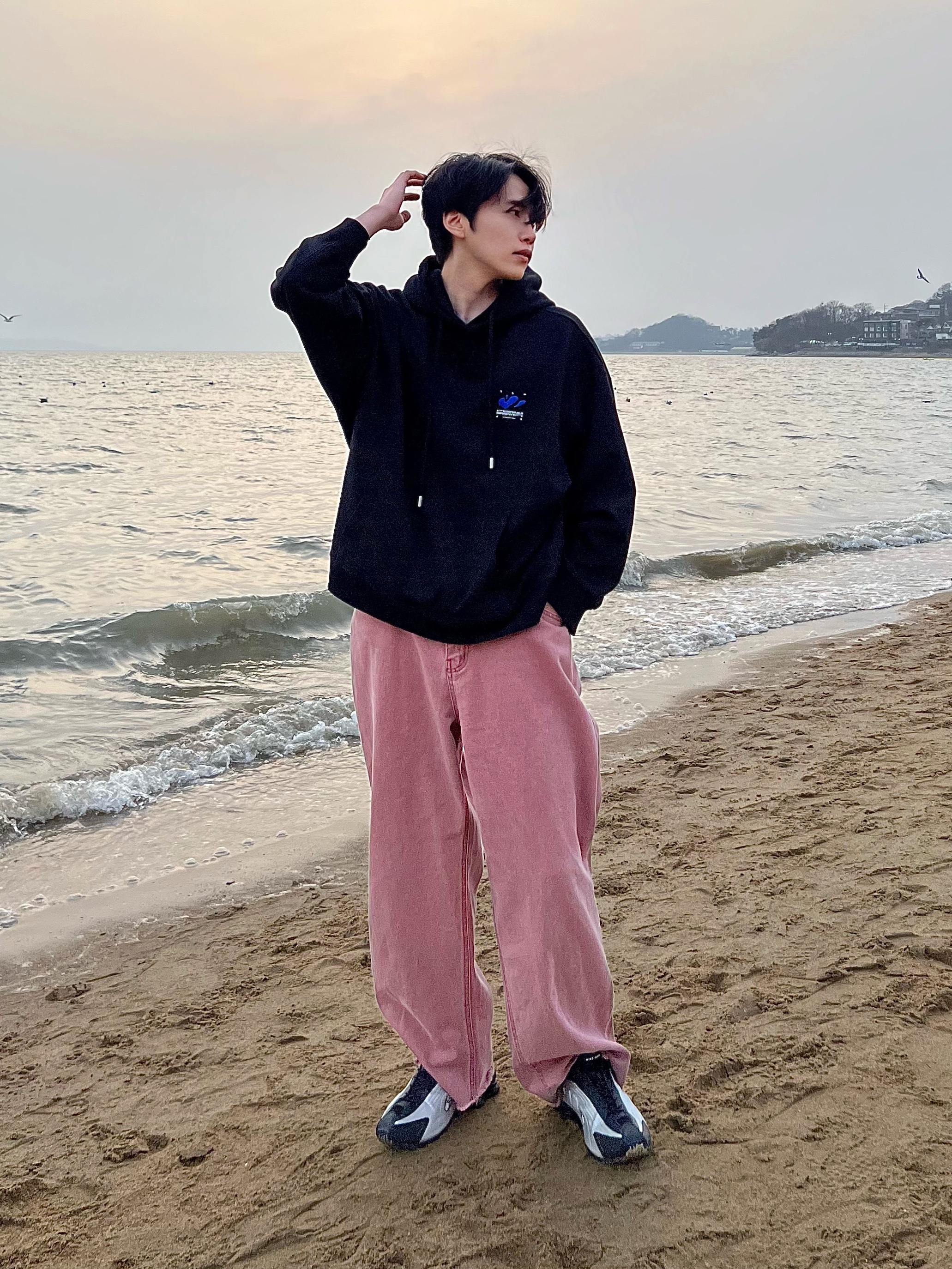 Nike Shox R4 Black and Metallic Silver, Zara x Ader Error Embroidery Hooded Sweatshirt Black 착용 스타일 - 1