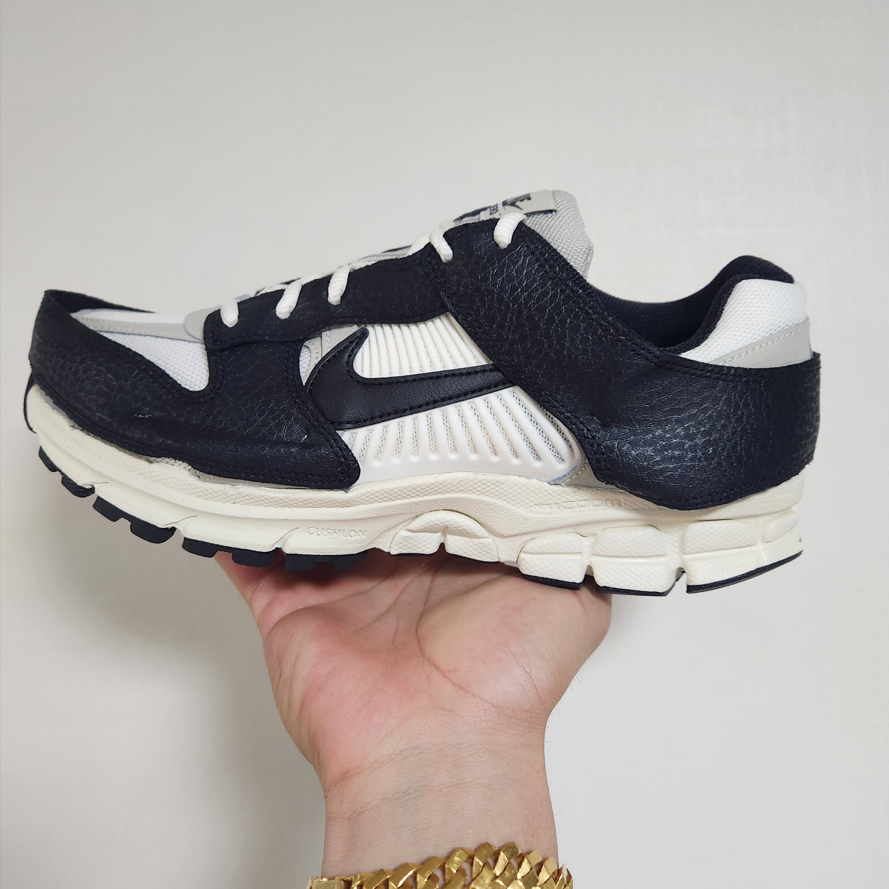 (W) Nike Zoom Vomero 5 Wolf Grey and Black 착용 스타일