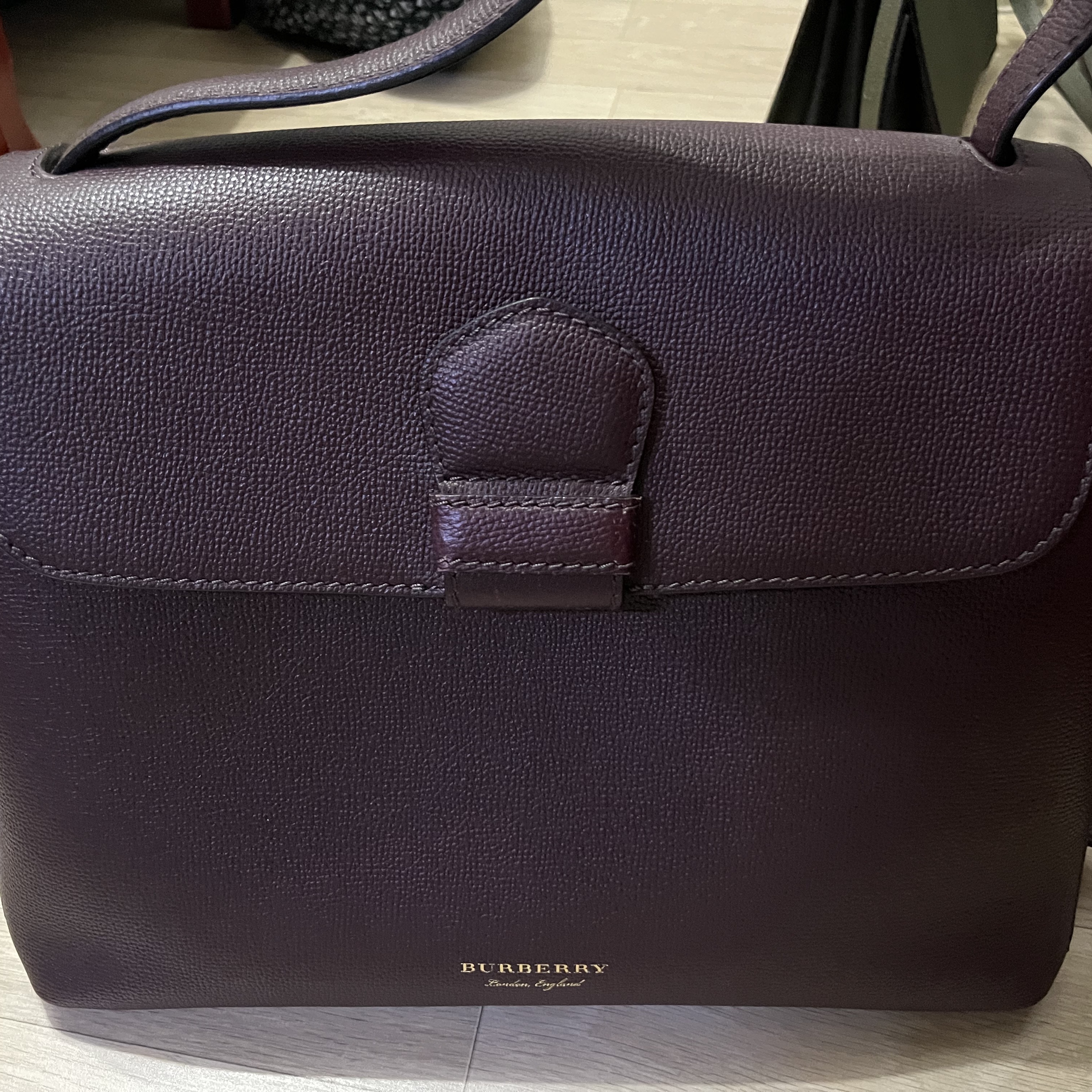 Burberry House Check Small Camberley Tote Bag Dark Sand 착용 스타일 - 2