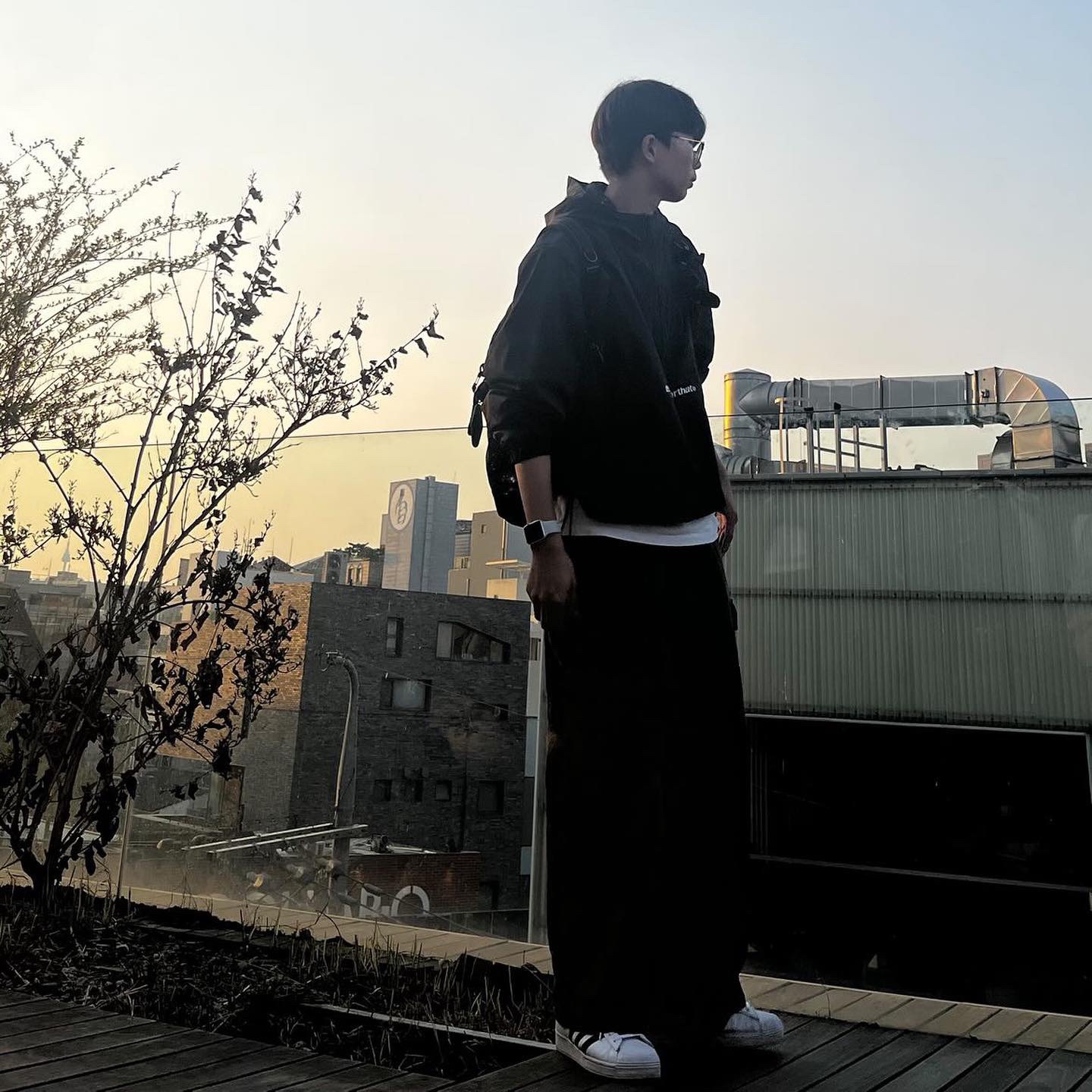 Adidas Superstar White Black 착용 스타일 - 3