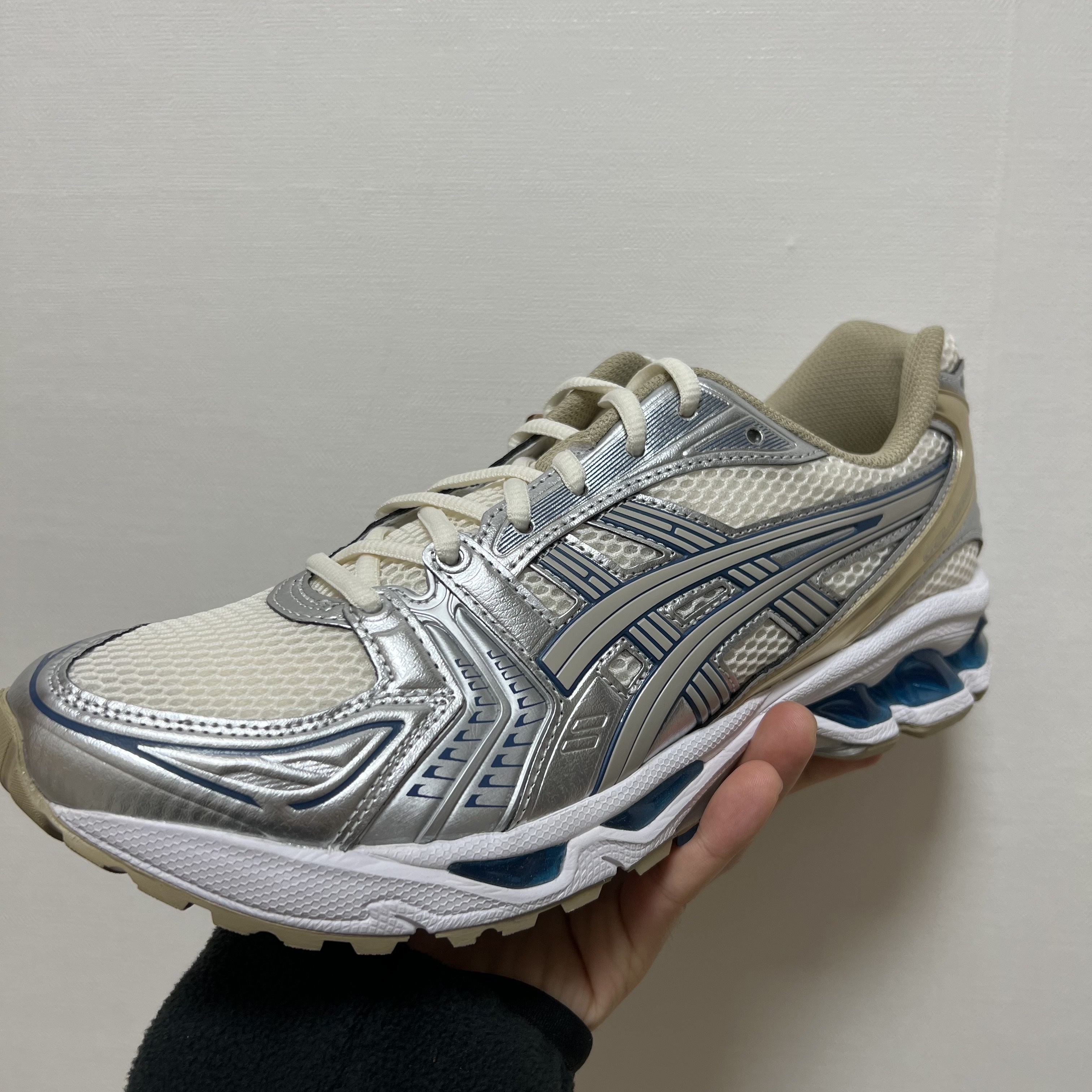 Asics Gel-Kayano 14 Cream Pure Silver 착용 스타일