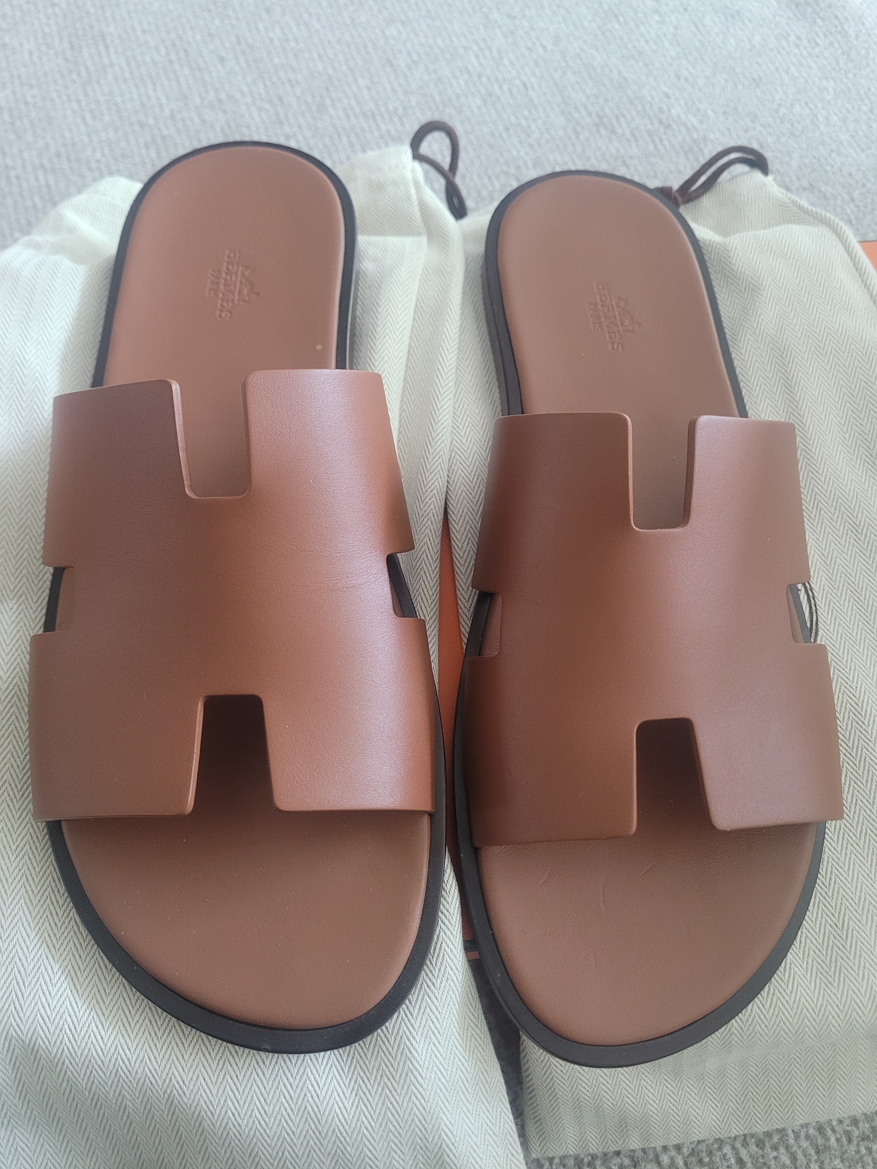 Hermes Izmir Sandal Calfskin & Gold, (W) Hermes Oran Sandal Calfskin & Gold Piqures Ecrues 착용 스타일 - 1