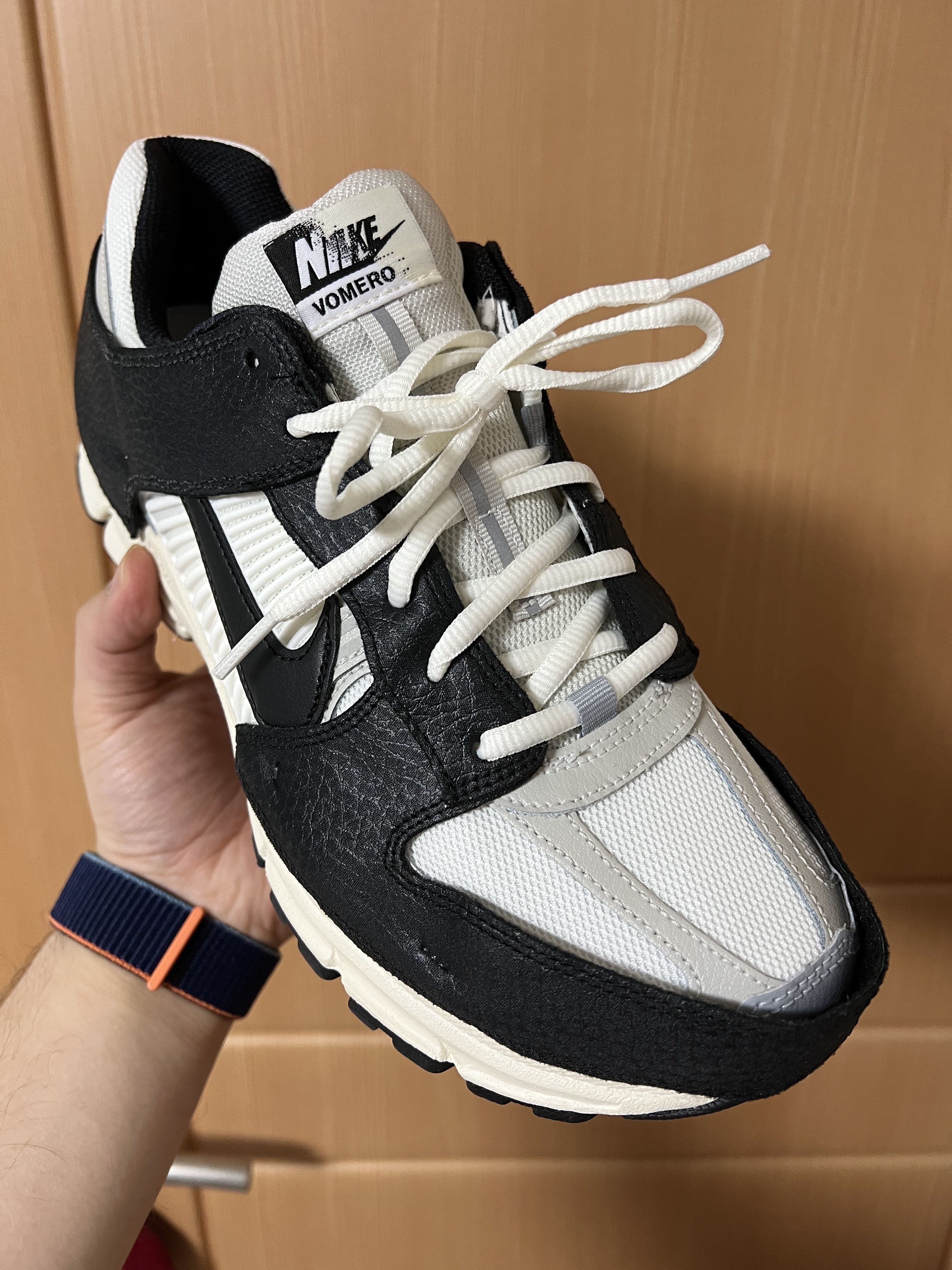 (W) Nike Zoom Vomero 5 Wolf Grey and Black 착용 스타일 - 1