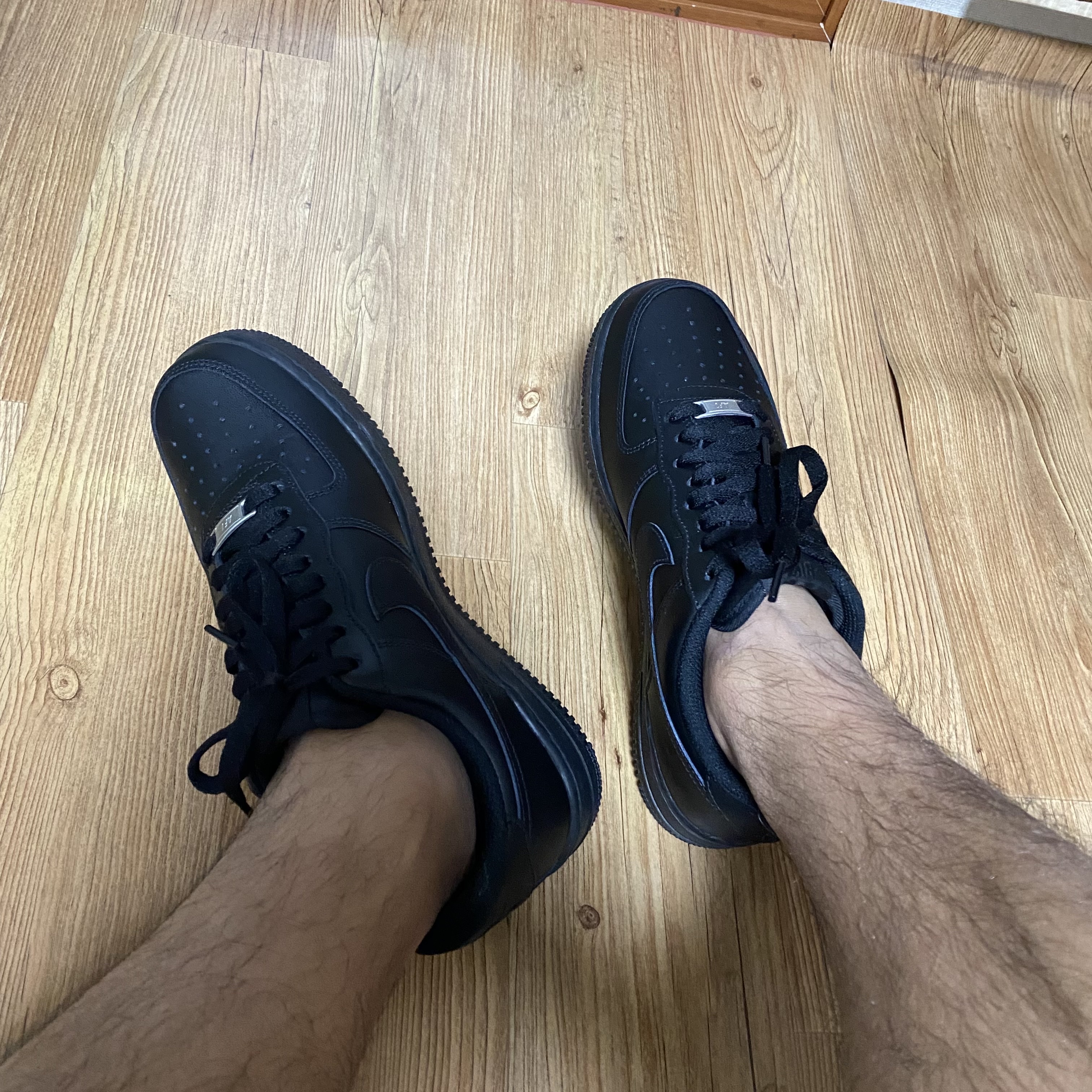 Nike Air Force 1 '07 Low Triple Black 착용 스타일