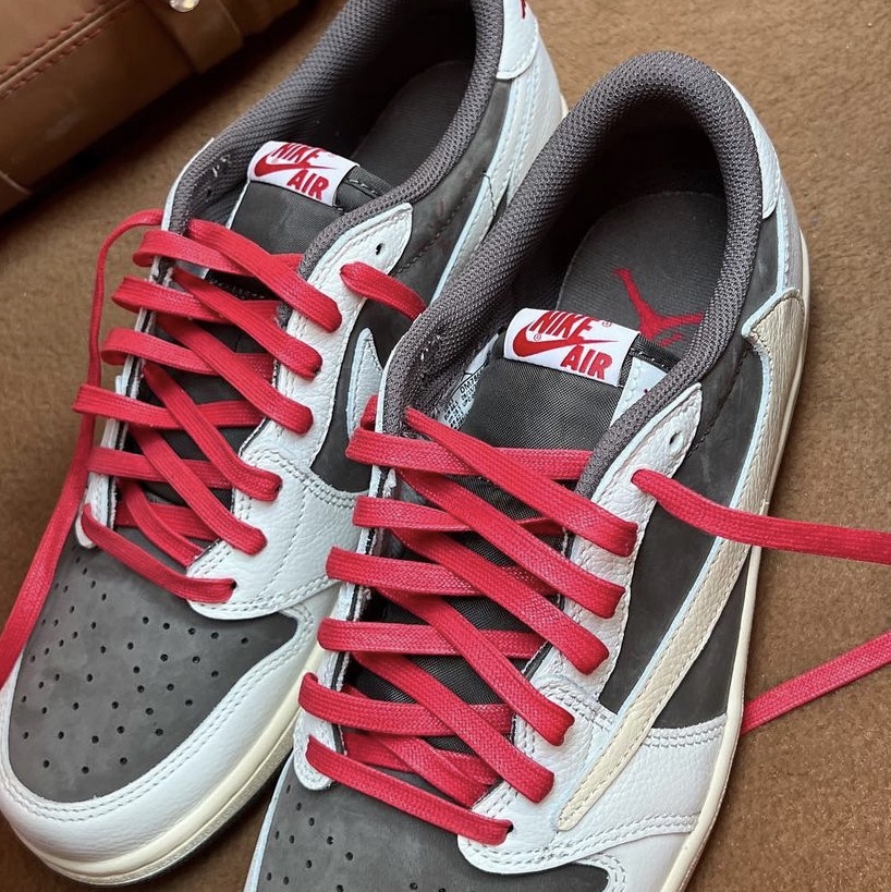 Jordan 1 x Travis Scott Retro Low OG SP Sail and Ridgerock 착용 스타일