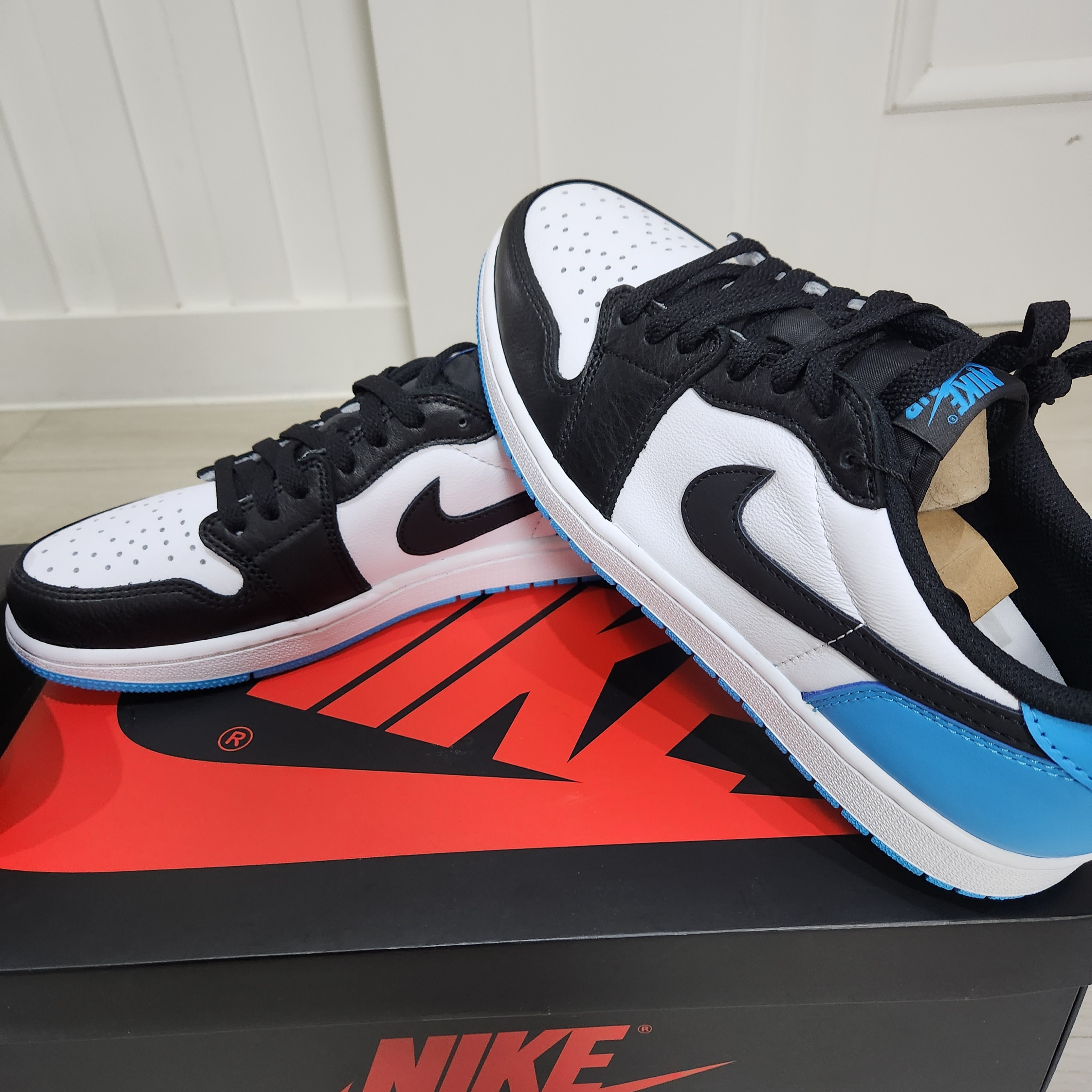 Jordan 1 Retro Low OG Black and Dark Powder Blue 착용 스타일