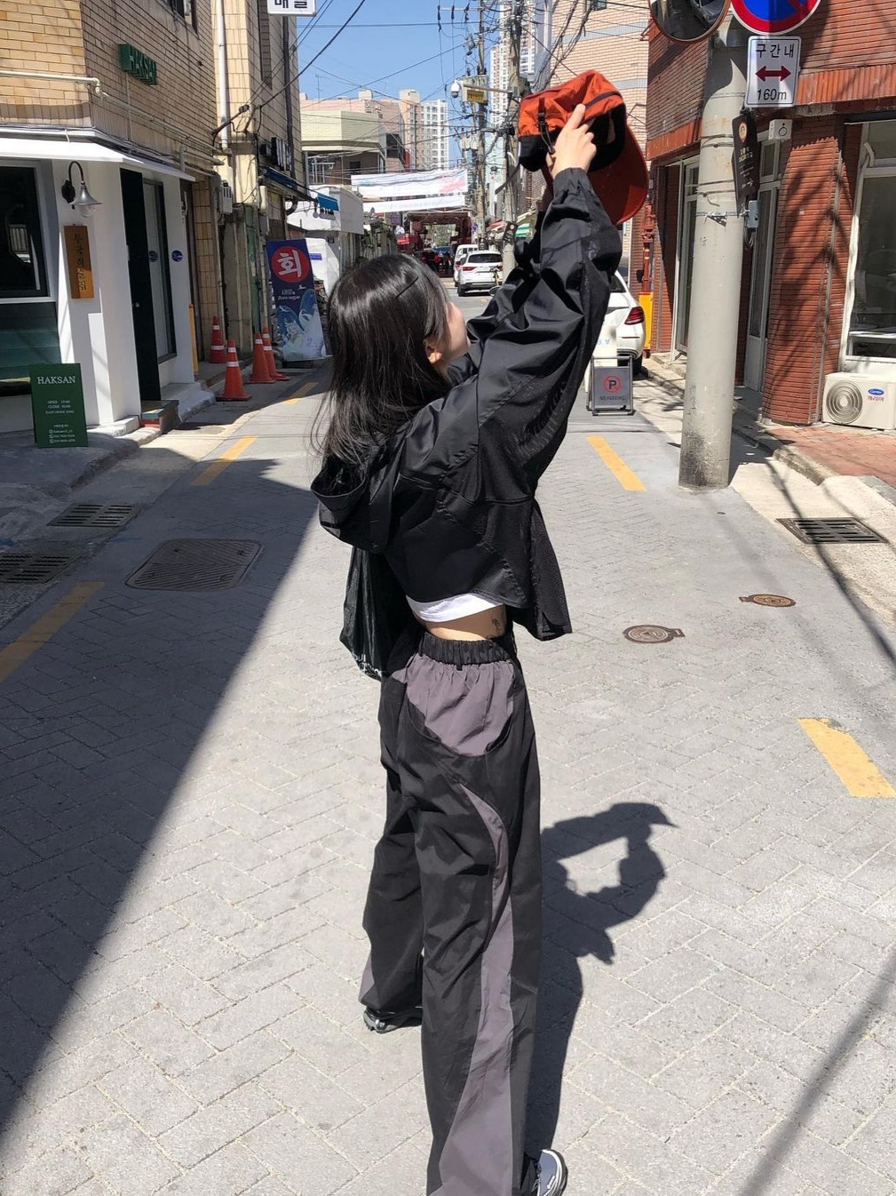 Art Of Field Assembled Jacket Black, Art Of Field Round Colorway Pintuck Pants Black 착용 스타일 - 2