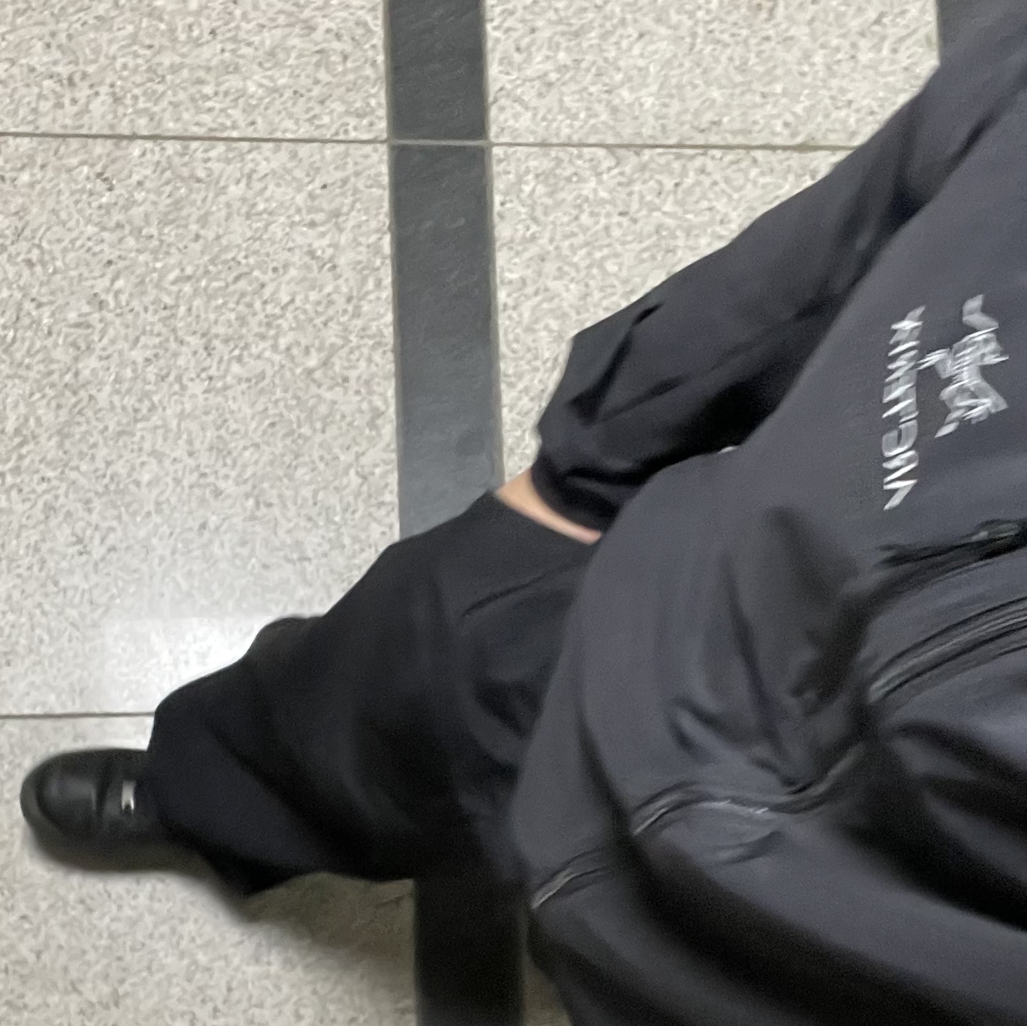 Arc'teryx Squamish Hoody Black, Nike Air Force 1 '07 Low Triple Black 착용 스타일